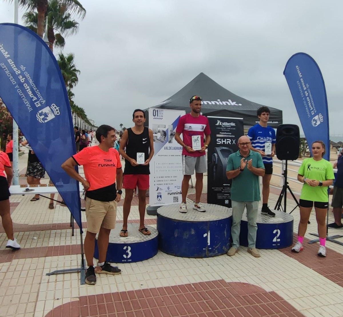 Una de las entregas de premios de la Carrera 5K en Valdelagrana. 