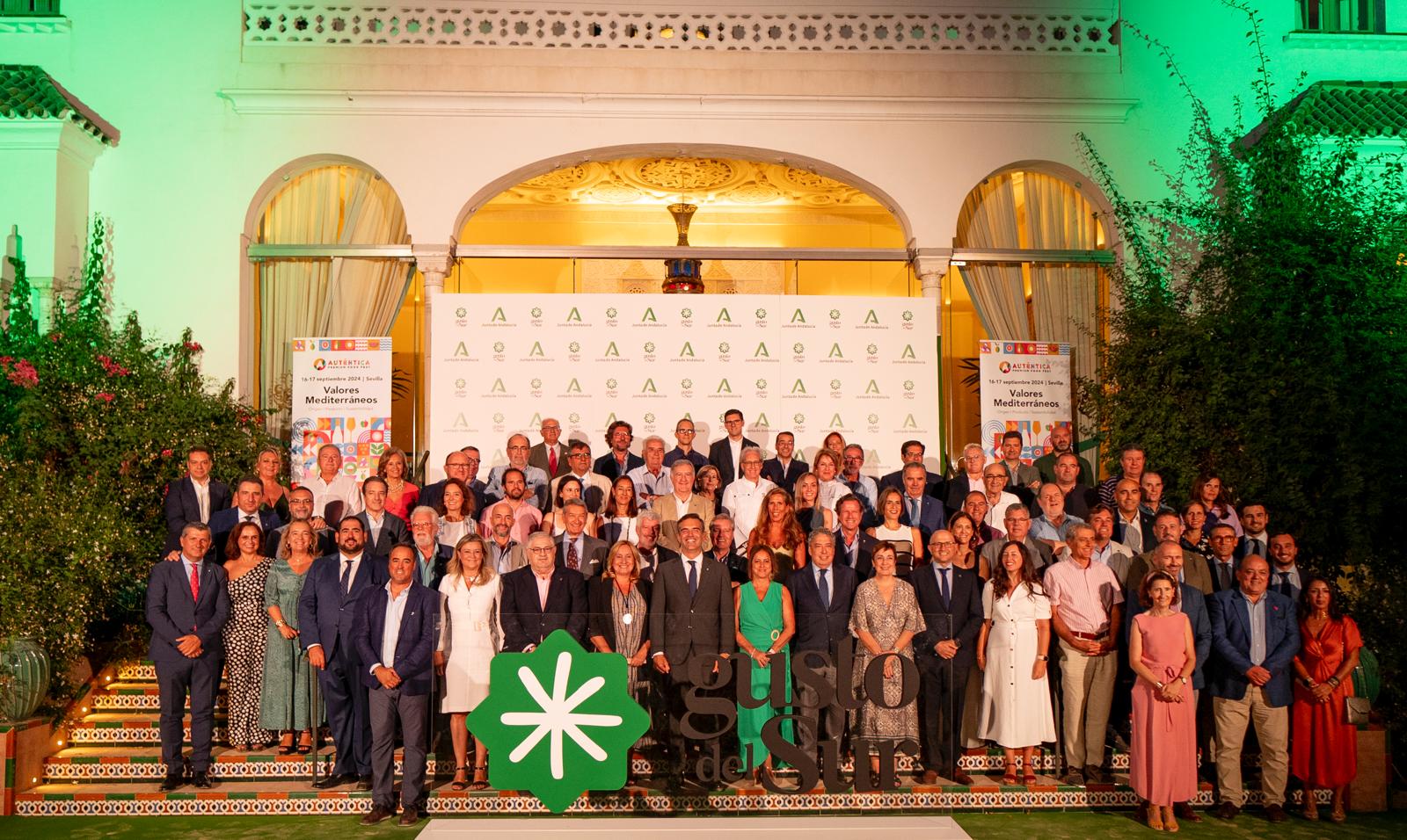 El consejero presidiendo la foto de grupo del aniversario de la marca Gusto del Sur.