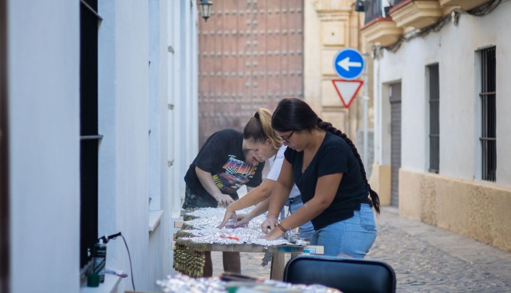 El trabajo también se traslada al exterior de la casa.