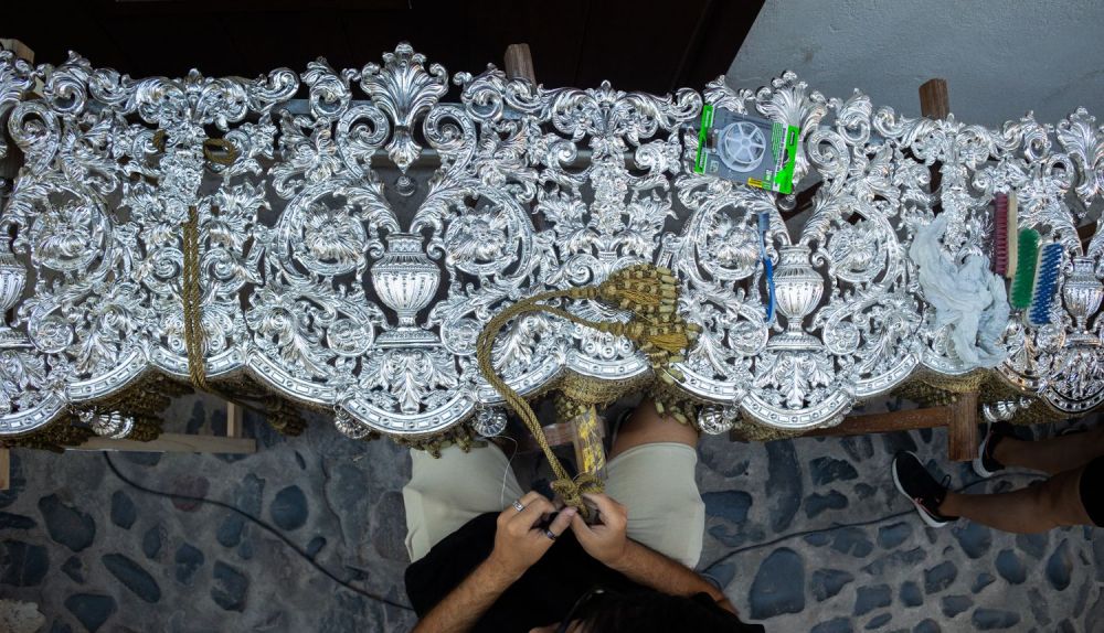 Una de las piezas de techo de palio a la que se le están colocando los cordones.