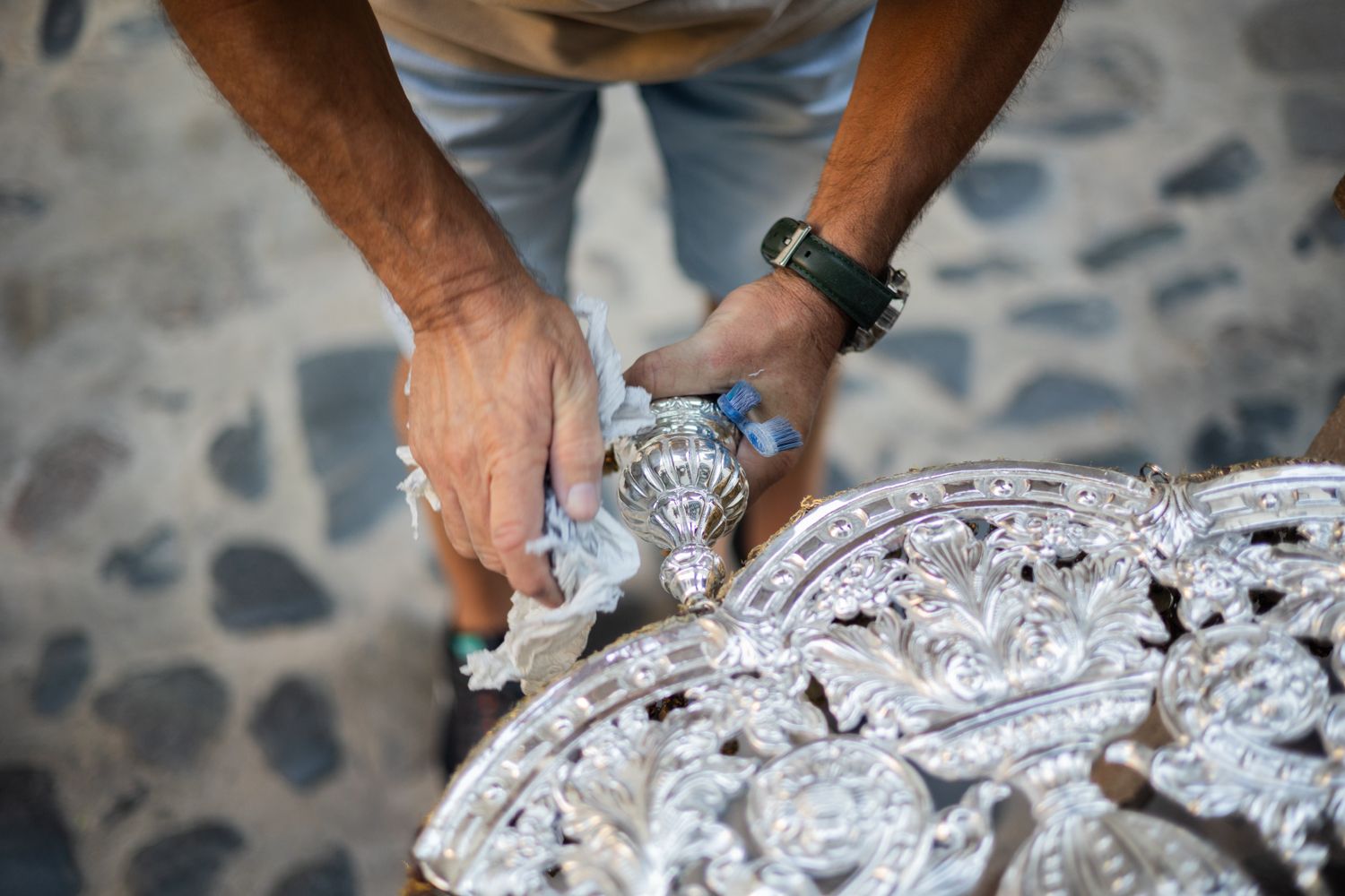 Una persona limpiando plata.