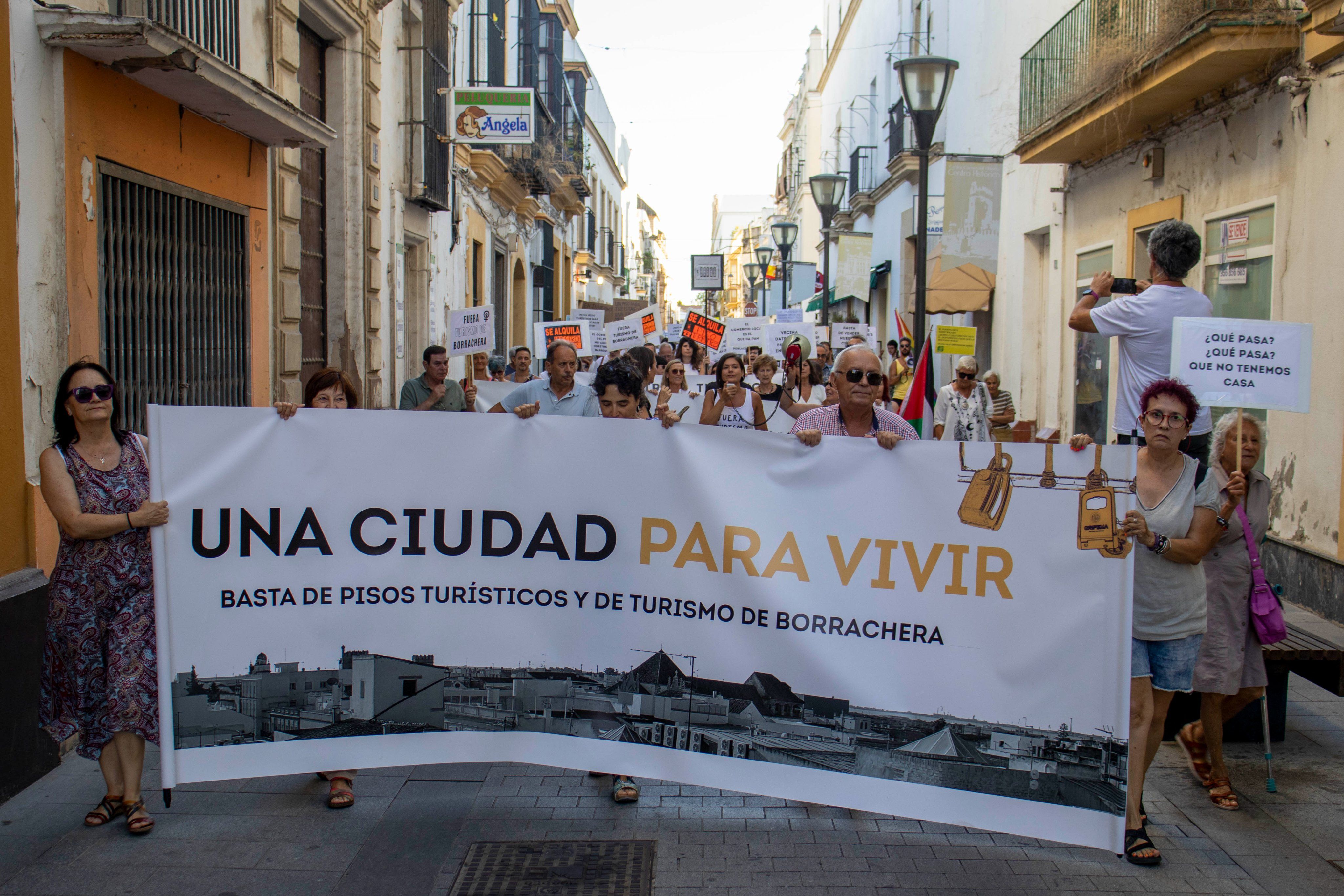 Una fotografía de la concentración de hace un mes contra el turismo de borrachera en El Puerto.