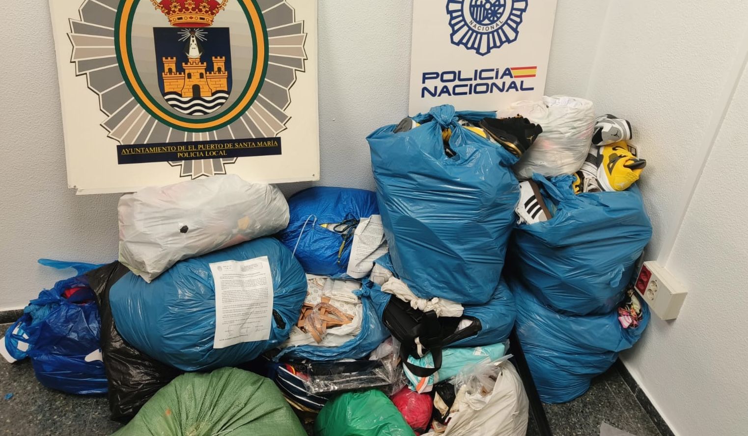 Productos de 'top manta' incautados en Valdelagrana, en El Puerto.