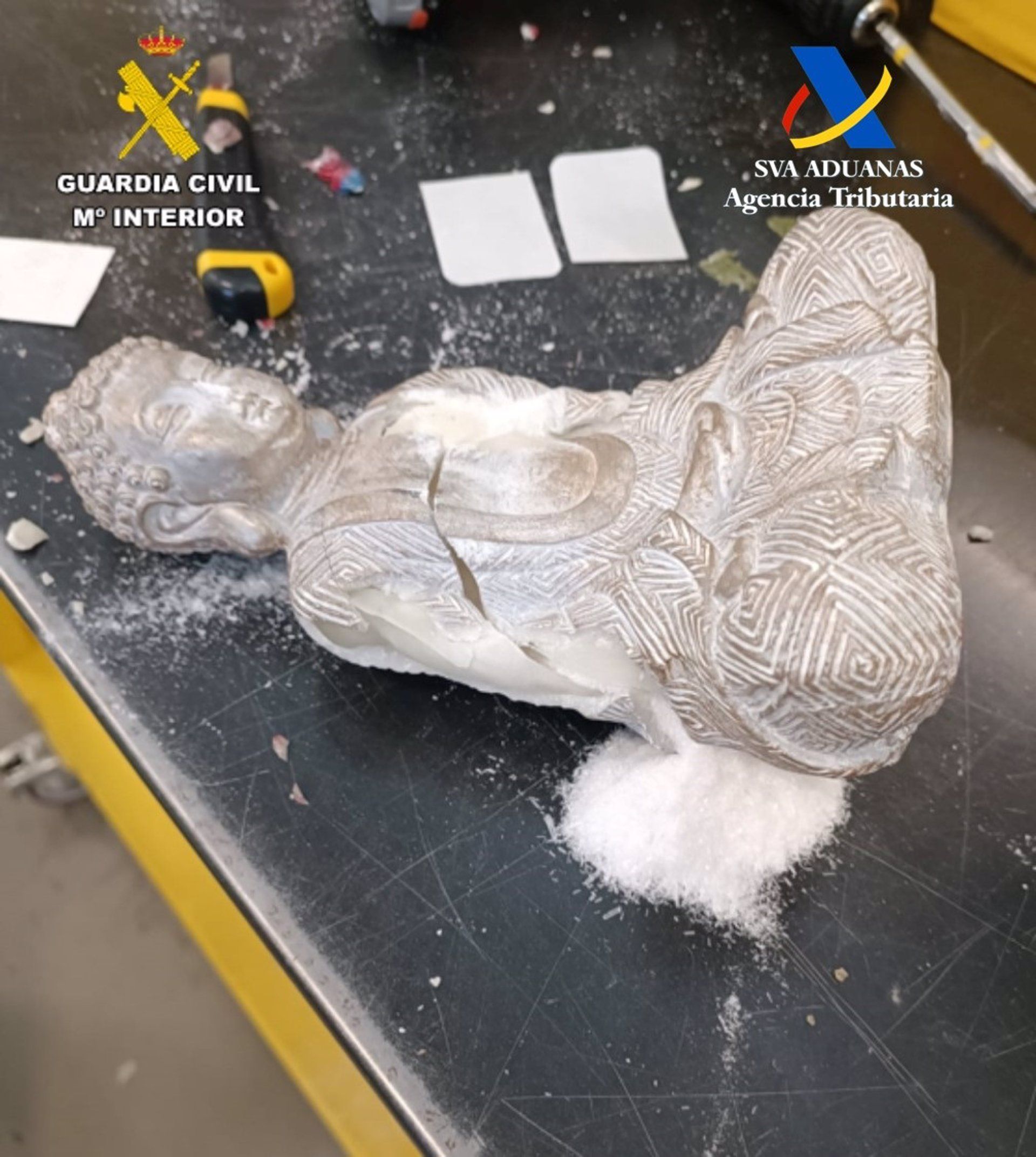 Así escondía la droga una vecina de Marbella en figuras de buda.