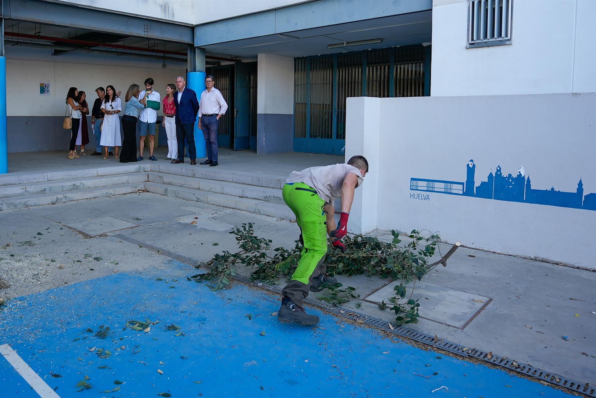 El alcalde de Sevilla, en el inicio de la campaña de arbolado.