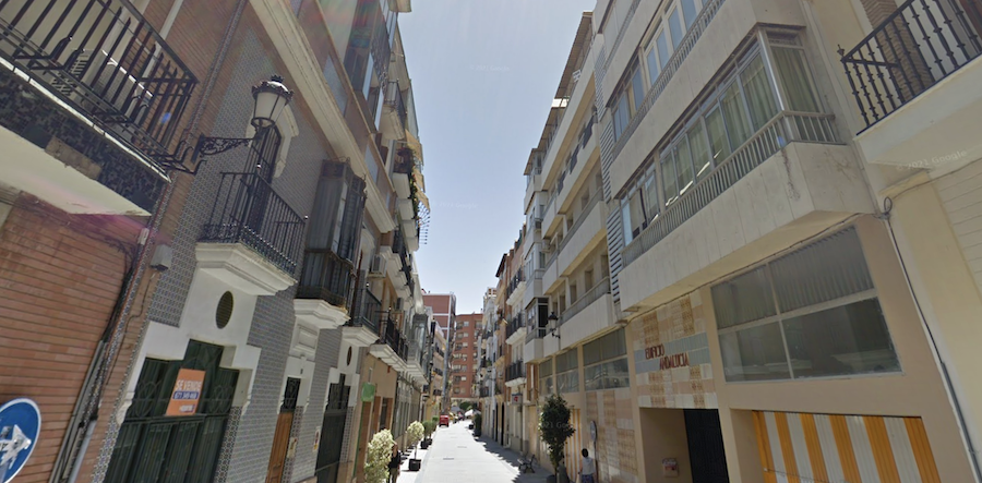 La calle de Huelva donde se quedó el niño colgando, en una imagen de Google Maps.