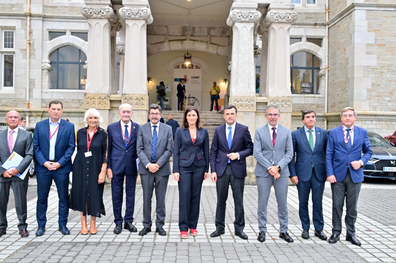 Alcaldes y representes portuarios en la sede de la UIMP.