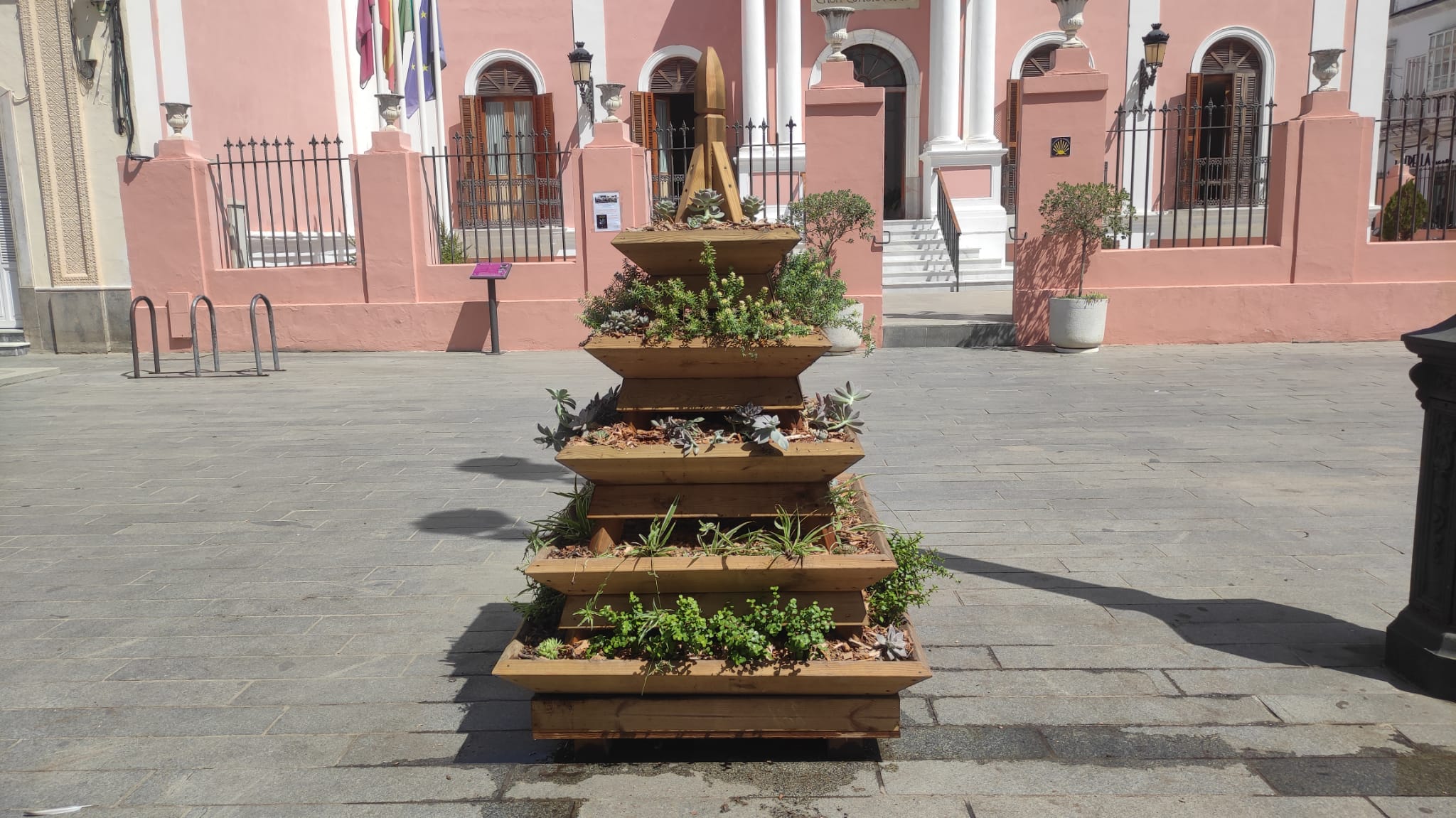 Una de las pirámides vegetales instalada en la plaza de Jesús.
