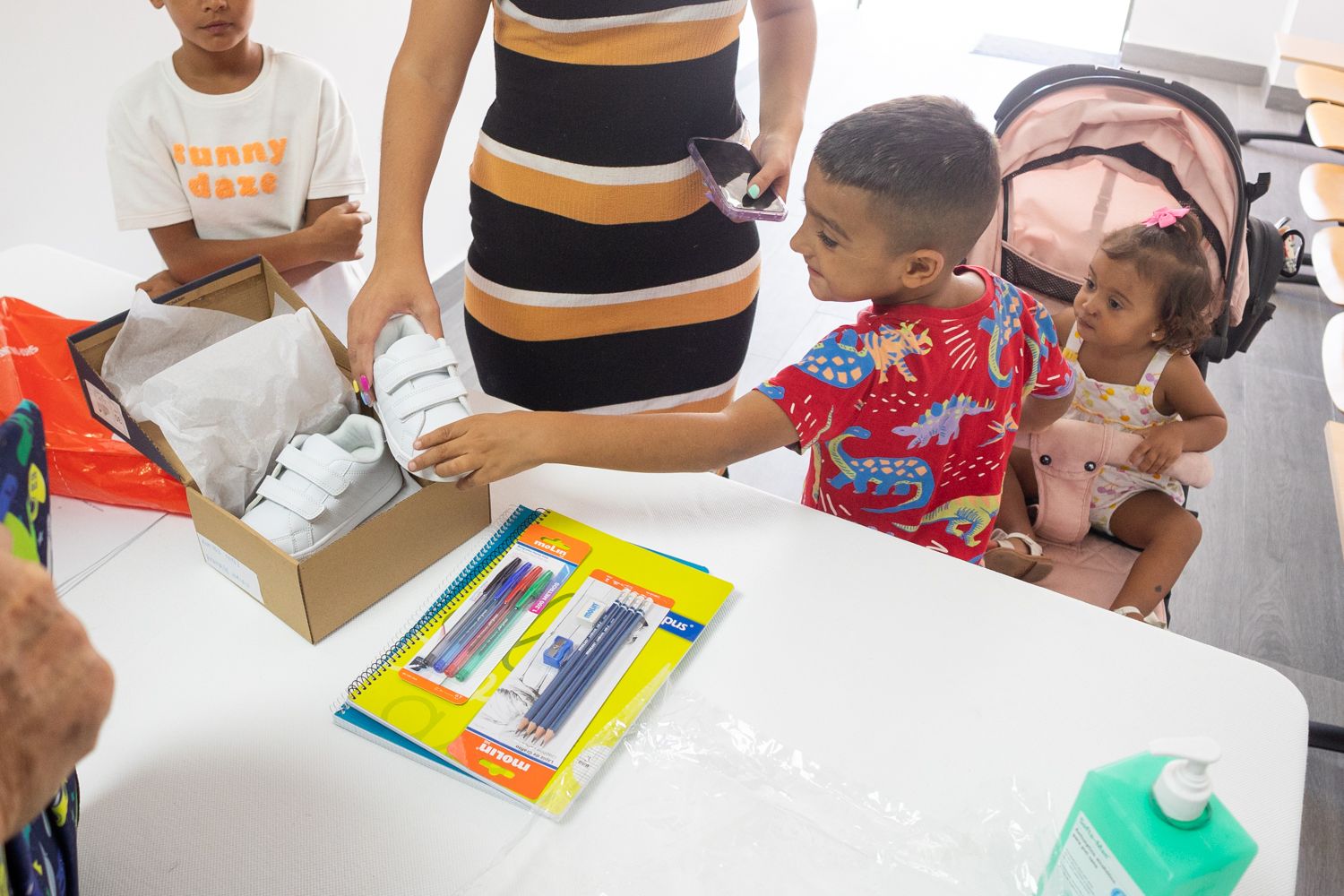 Entrega de material escolar a familias atendidas regularmente en el Economato Hermano Adrián en Jerez. Entrega de material escolar a familias atendidas regularmente en el Economato Hermano Adrián en Jerez.