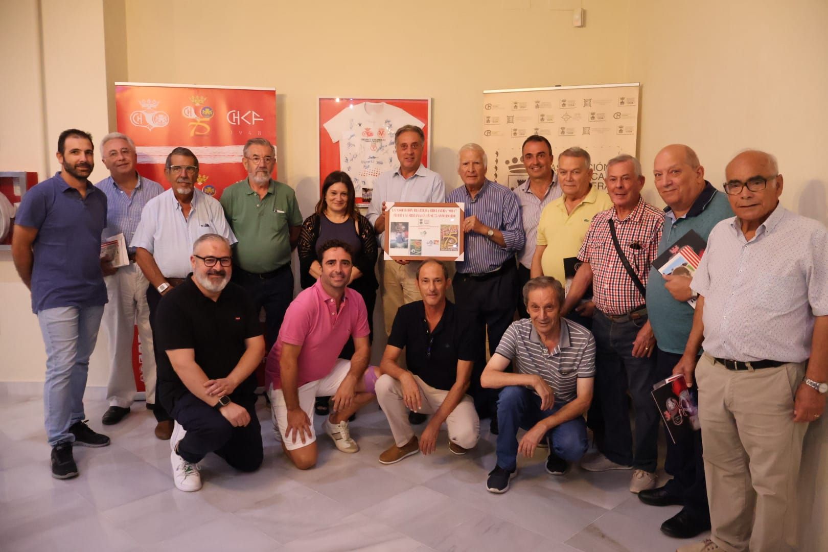 Asistentes a la apertura de la exposición del 75 aniversario del Chiclana CF.