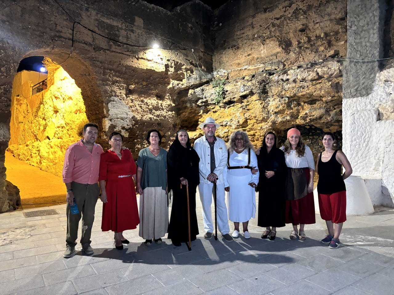 Artistas y organización en el Barrio del Castillo, lugar donde tendrá lugar la Noche de San Miguel.