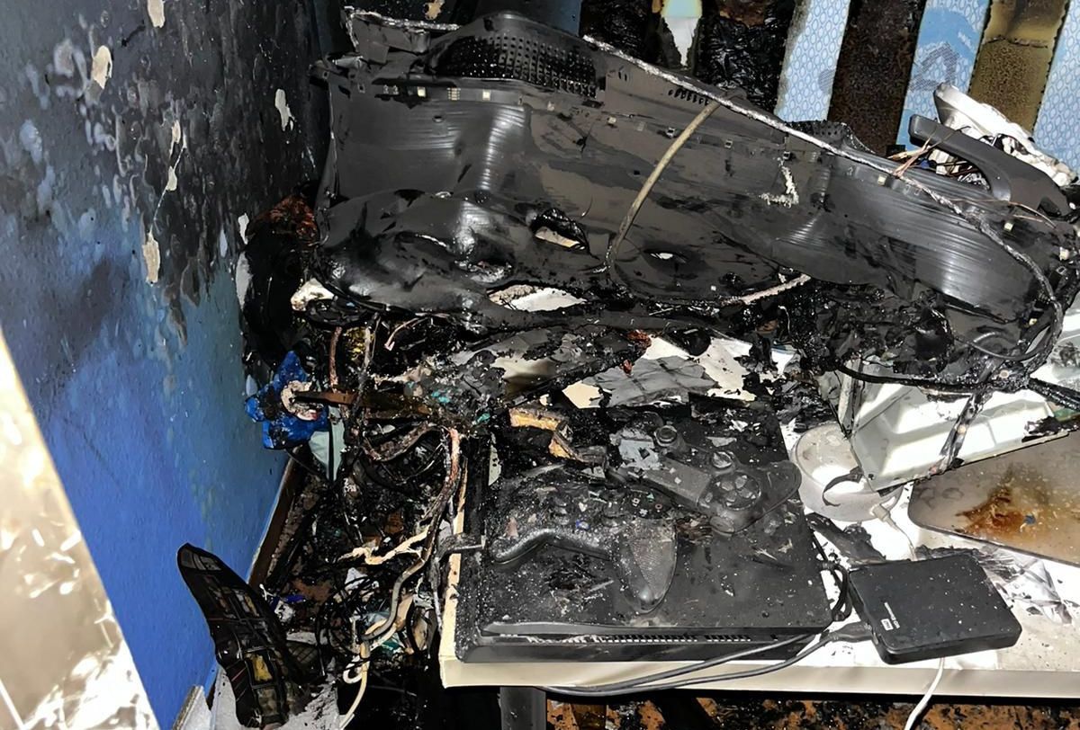 Así ha quedado la habitación del adolescente tras el incendio.  CEDIDA