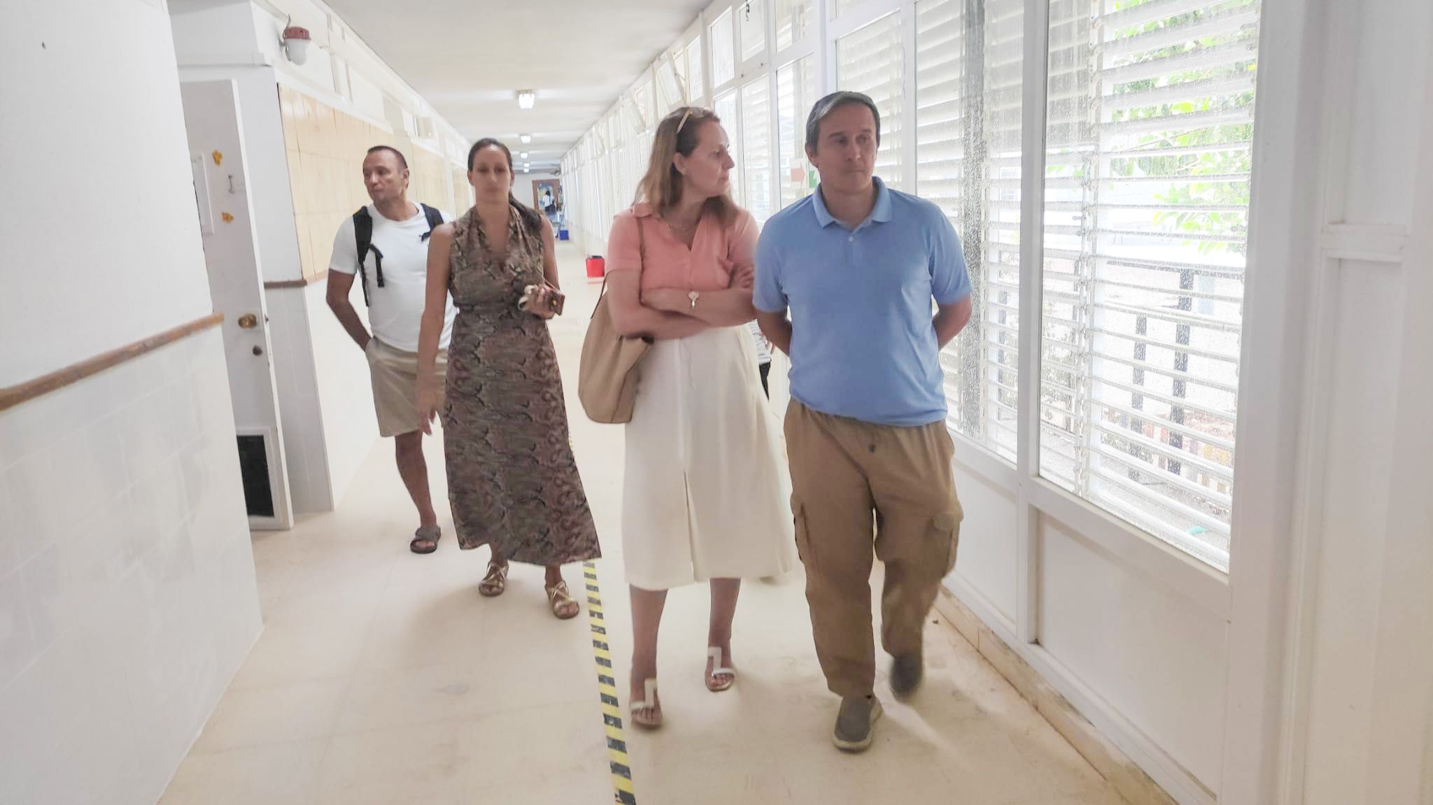 La alcaldesa de visita a un centro educativo. 