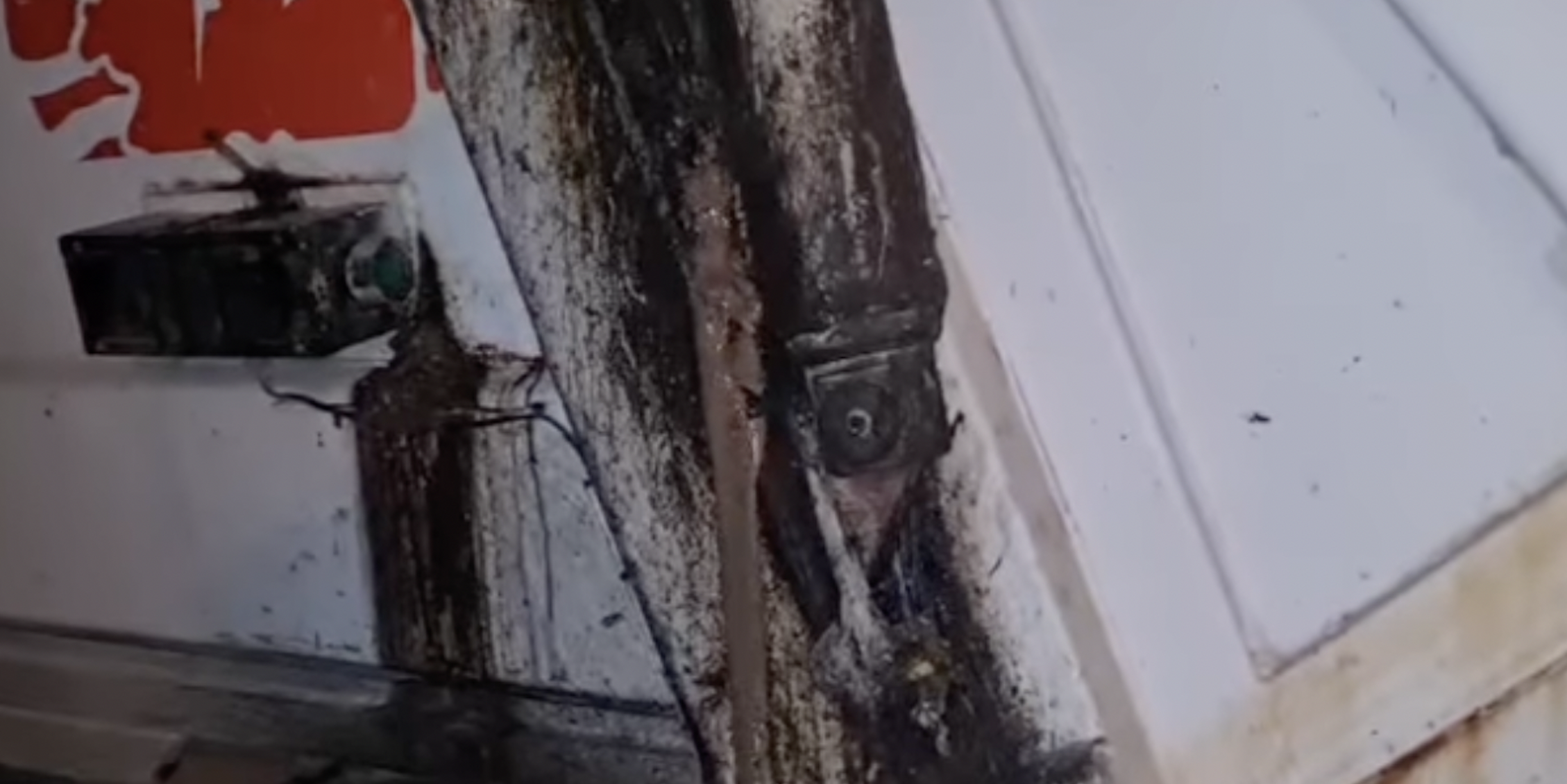 Estado de uno de los camiones que utilizan los trabajadores de Emulisan en Sanlúcar. Estado de uno de los camiones que utilizan los trabajadores de Emulisan en Sanlúcar.