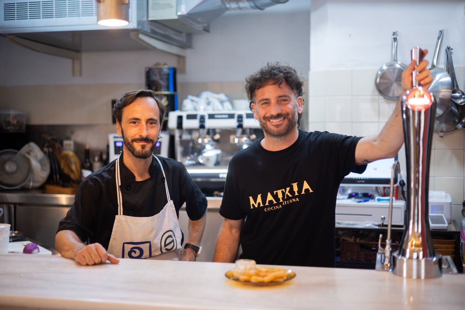 Mario Pizarro y David Ripalda posan para lavozdelsur.es tras la barra de Matria. 