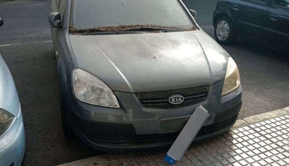 Coche abandonado en la avenida María Auxiliadora de Cádiz. 