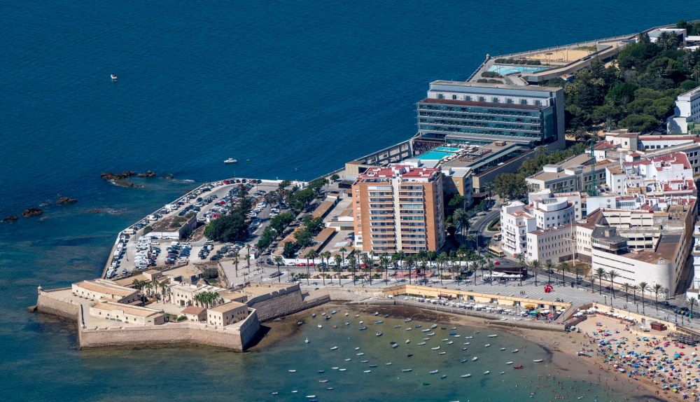 Imagen aérea de La Caleta con la antigua sede de la Escuela de Náutica a la derecha.