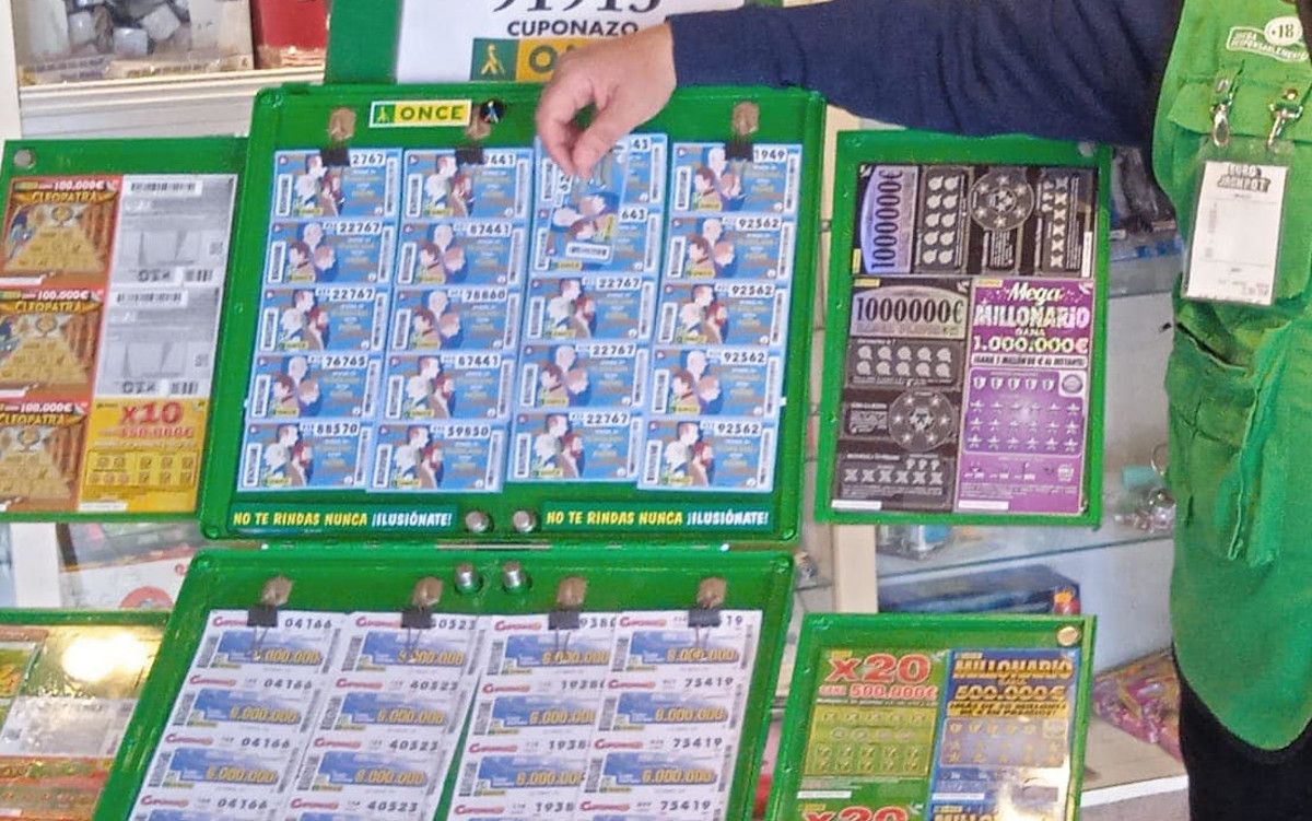 Venta de cupones de la ONCE en una imagen de archivo. Venta de cupones de la ONCE en una imagen de archivo.