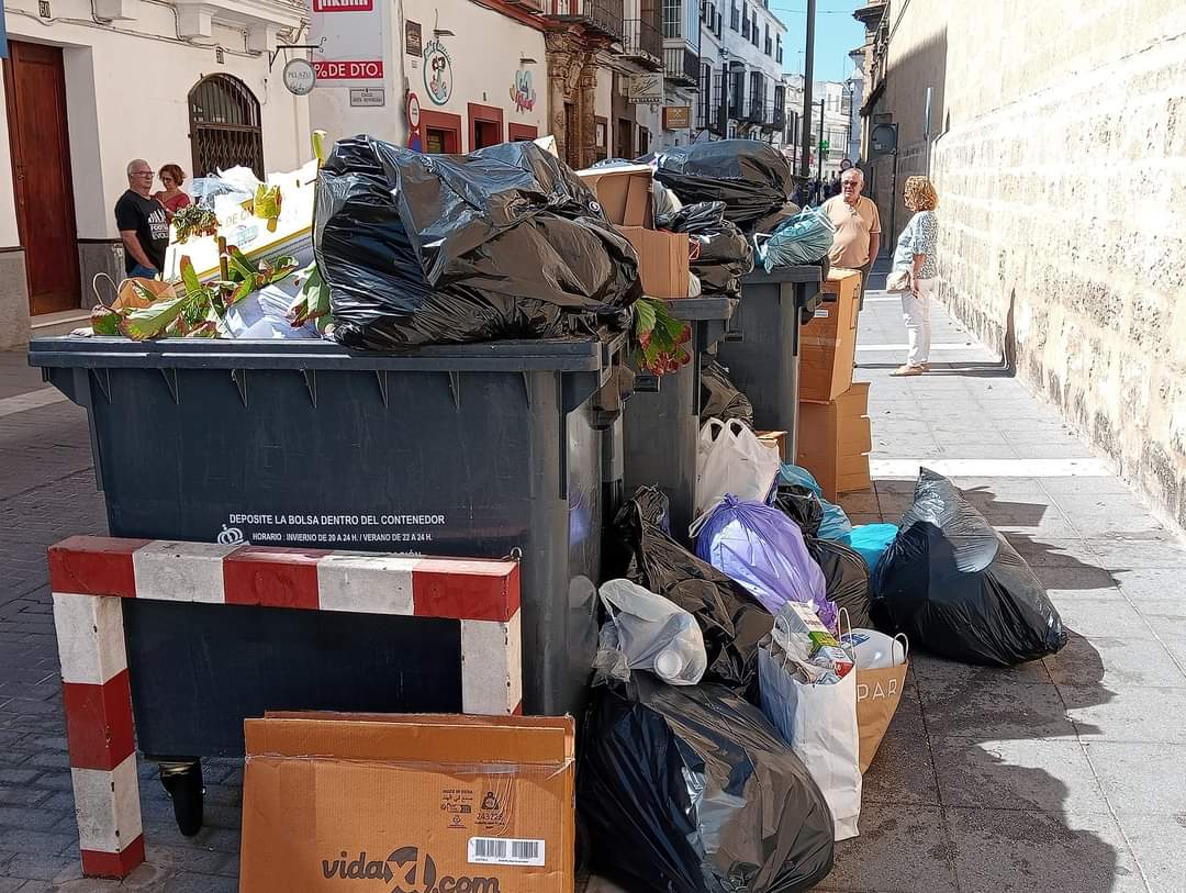 Contenedores de basura en Sanlúcar. Contenedores de basura en Sanlúcar.