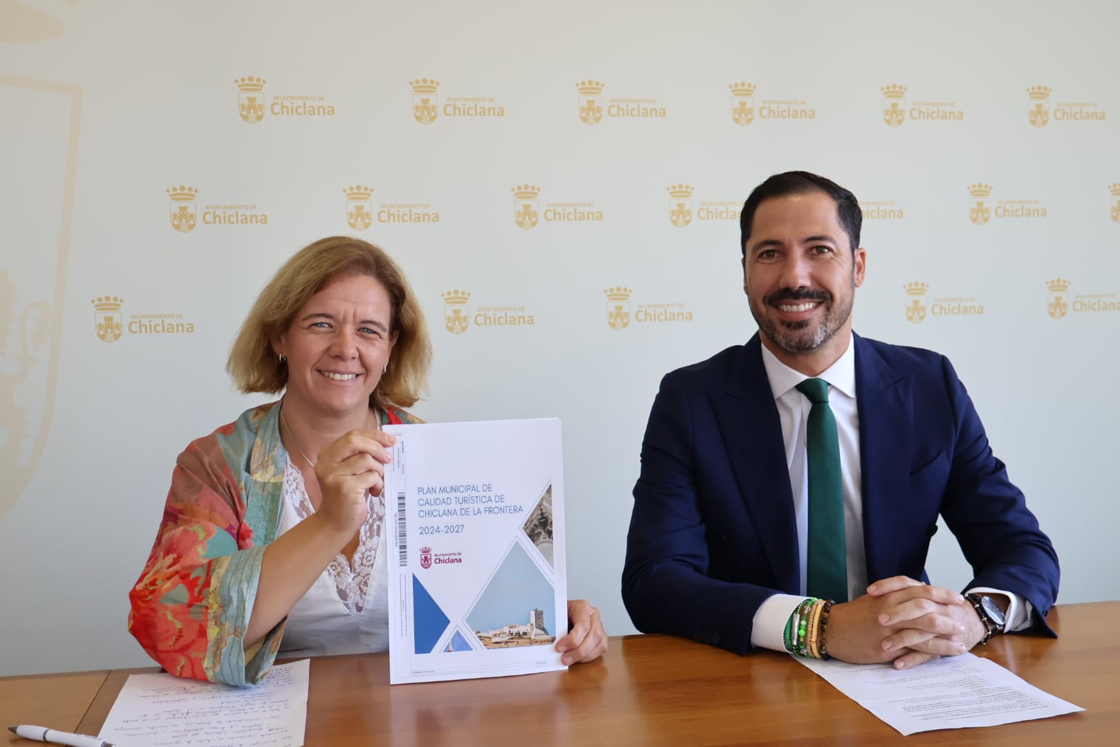 La delegada de Turismo mostrando el Plan de Calidad Turística.