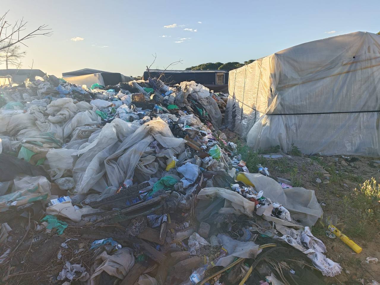 Las condiciones en la que viven miles de temporeros onubenses, entre basura.