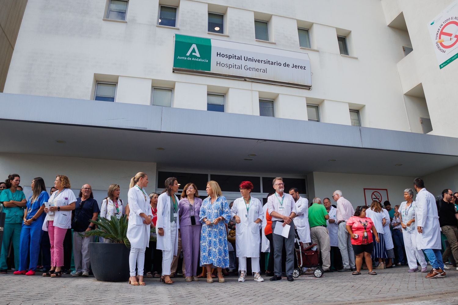 Concentración en el Hospital de Jerez por la agresión a un cirujano. Concentración en el Hospital de Jerez por la agresión a un cirujano.