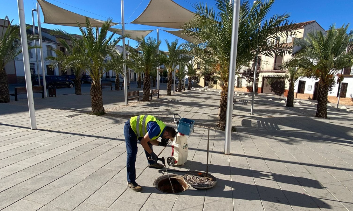 Trabajos en el sistema de alcantarillado de Pruna, en una imagen de archivo.