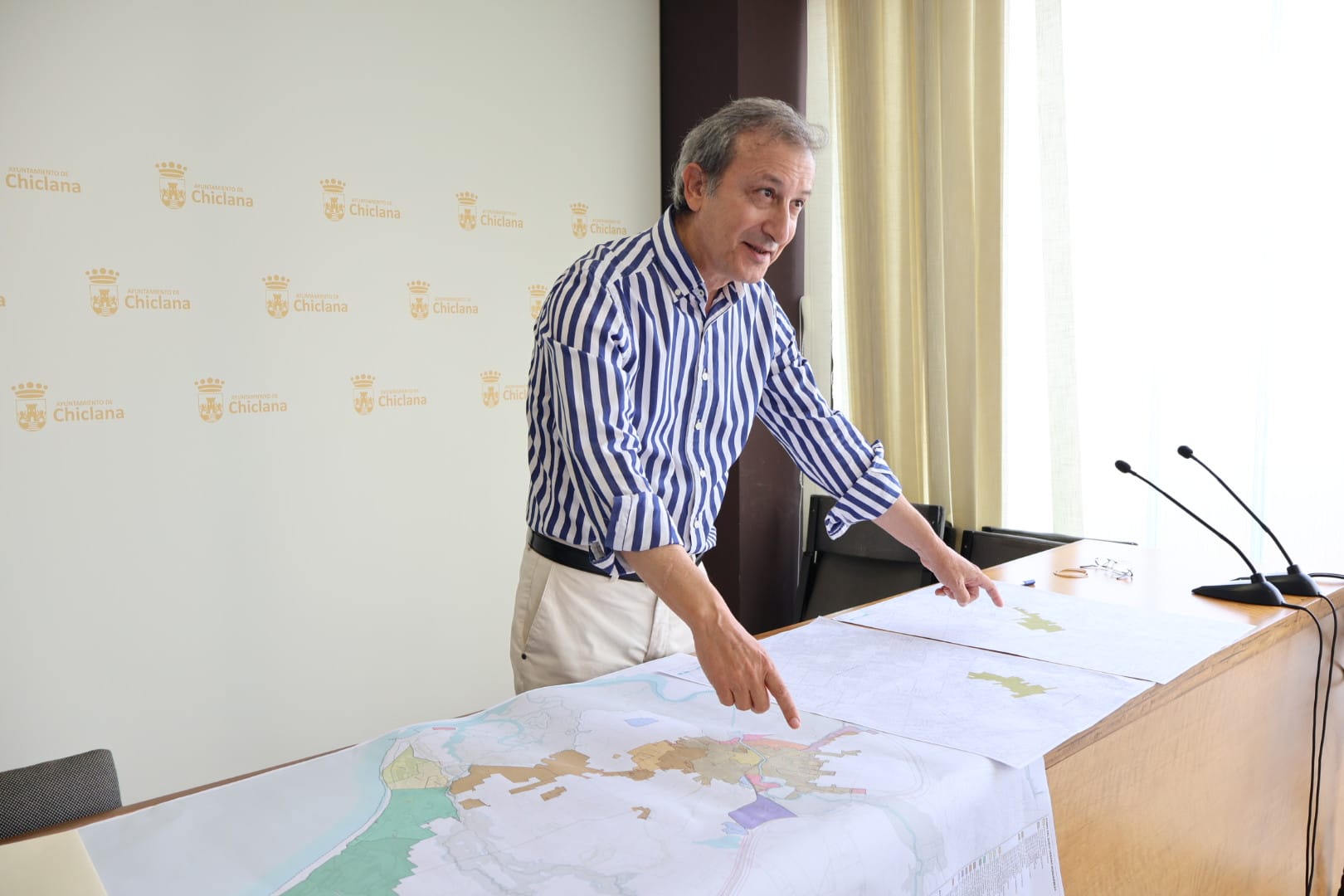 El delegado municipal de Urbanismo, Rodolfo Pérez, con los documentos de los planes especiales de El Marquesado.