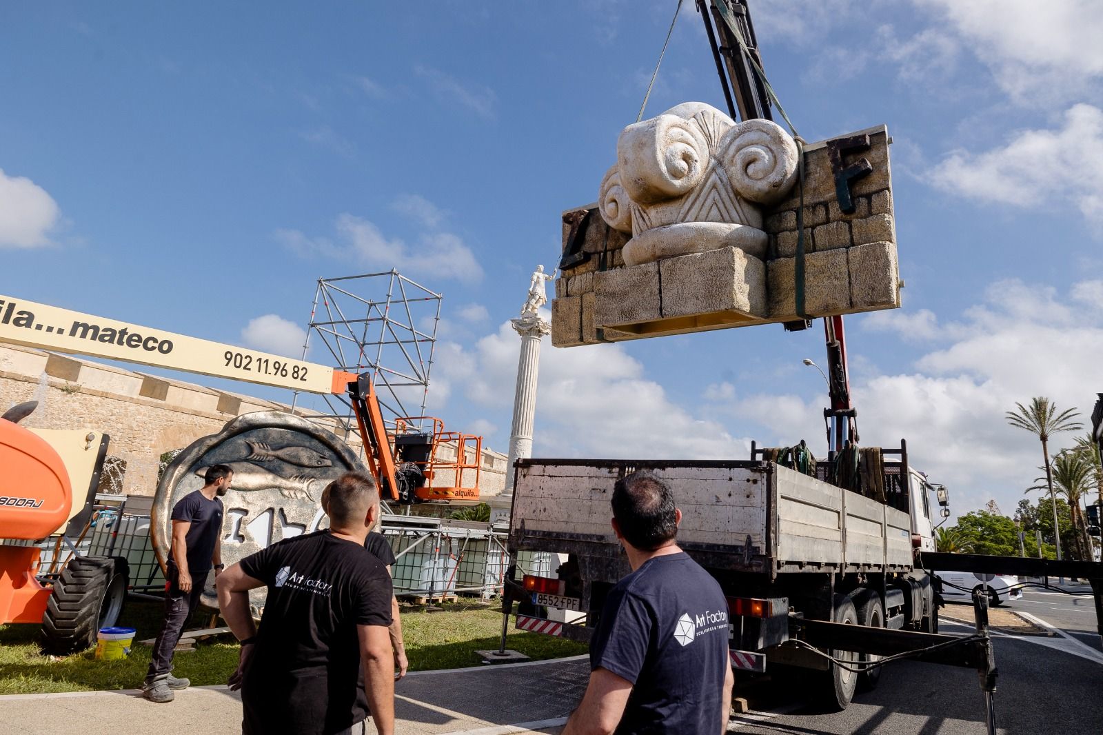Así se prepara la capital para vivir la primera edición de Cádiz Fenicia, que convertirá al Parque Genovés en un mercado. Así se prepara la capital para vivir la primera edición de Cádiz Fenicia, que convertirá al Parque Genovés en un mercado.