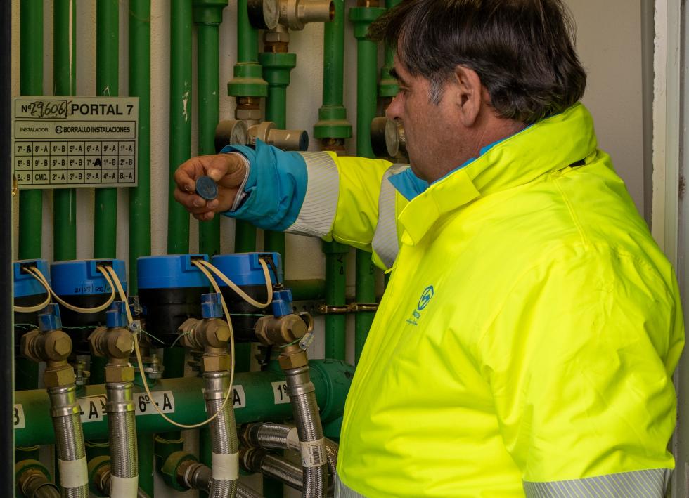 Un operario de Emasesa, con unos contadores de agua,