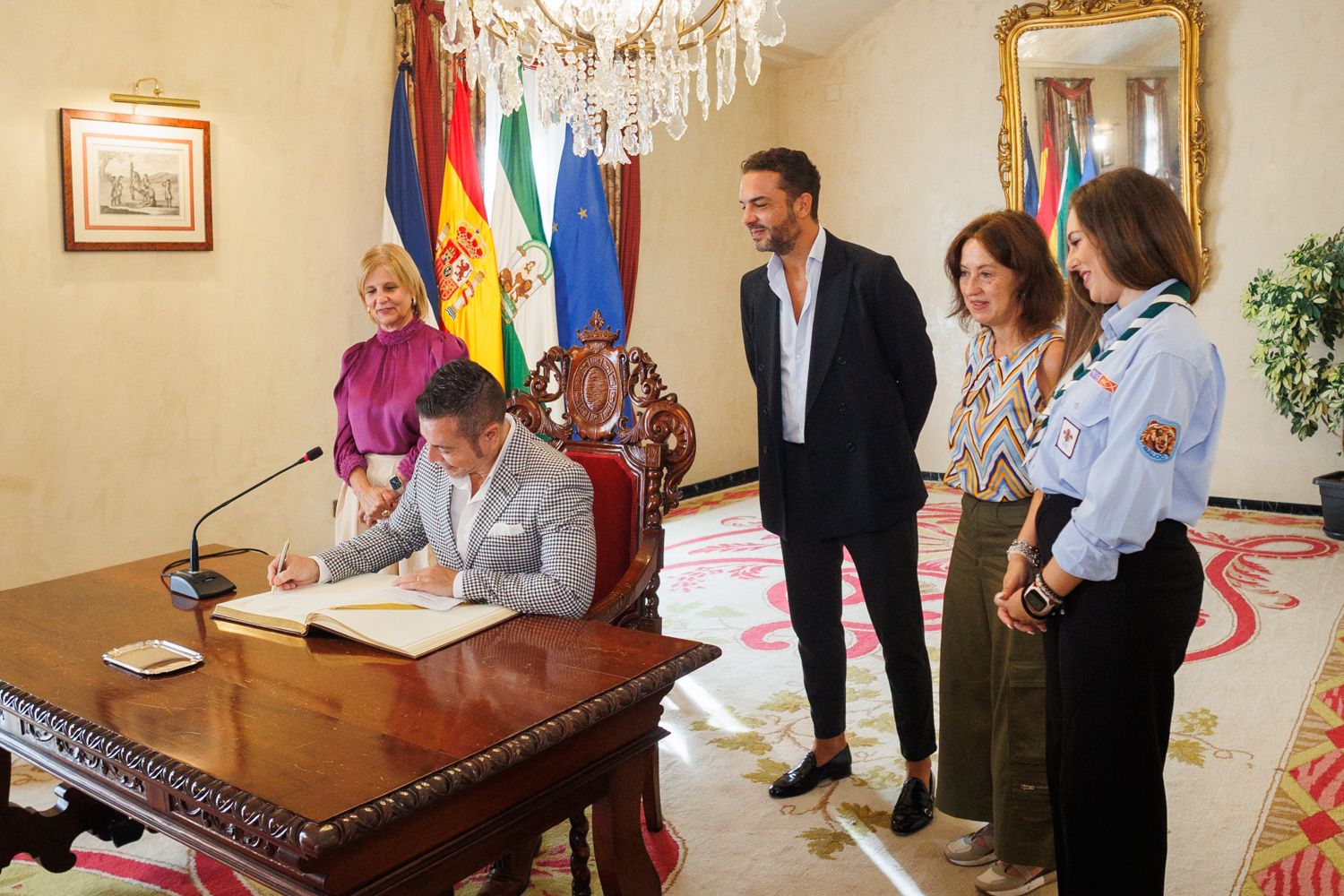 Los Reyes Magos y la Cartera Real de 2025 visitan el ayuntamiento de Jerez