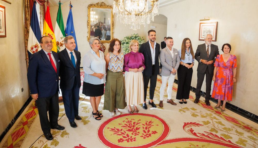 Los Reyes Magos y la Cartera Real de 2025 visitan el ayuntamiento de Jerez