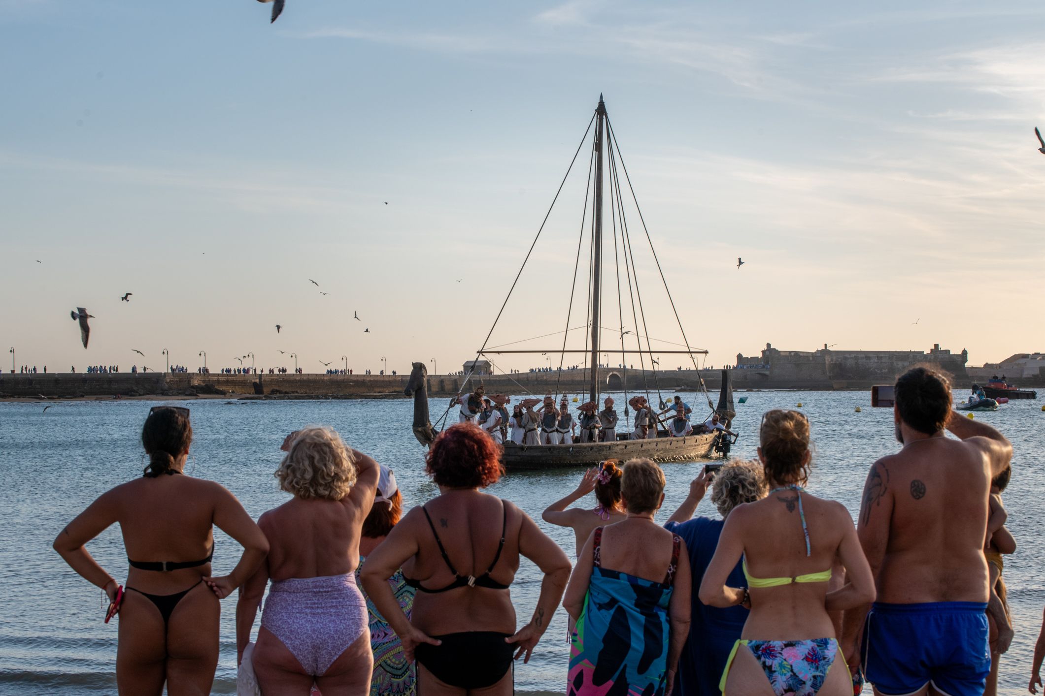 'Orgullos@s de nuestra historia', el pasacalles celebrado en Cádiz este viernes, en imágenes.