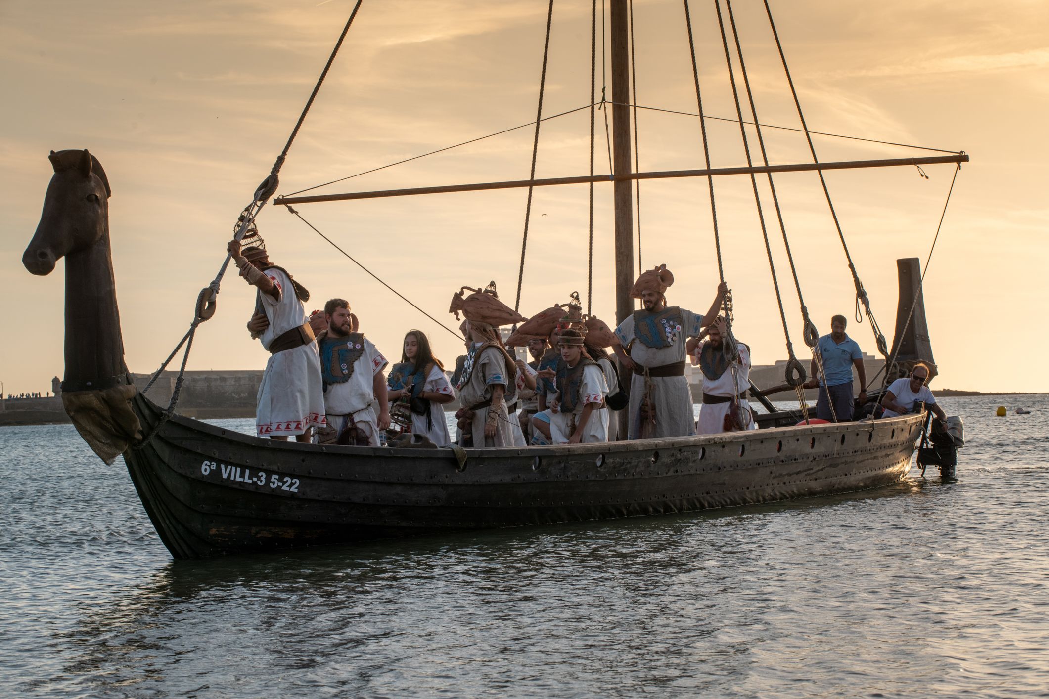 'Orgullos@s de nuestra historia', el pasacalles celebrado en Cádiz este viernes, en imágenes.