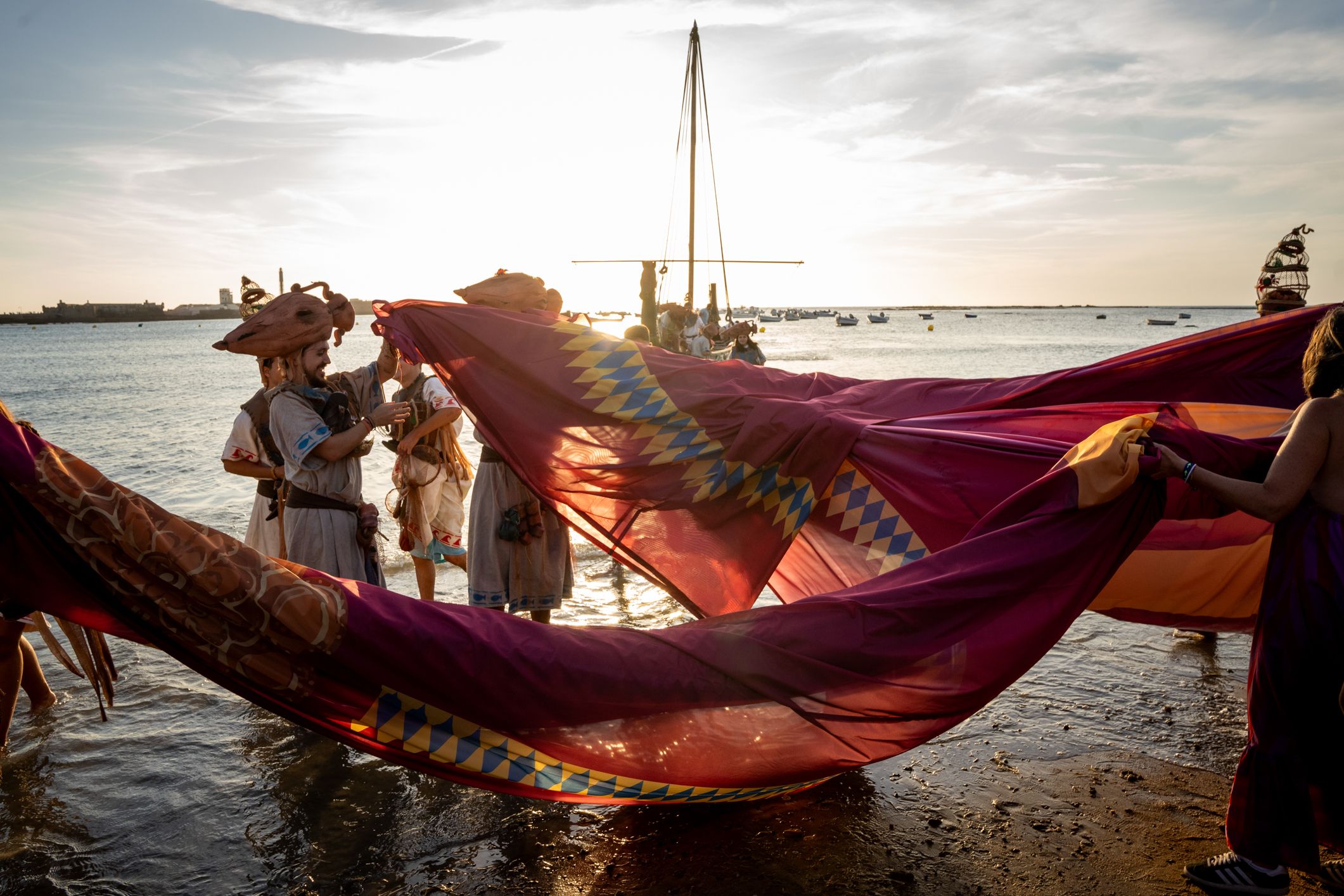 'Orgullos@s de nuestra historia', el pasacalles celebrado en Cádiz este viernes, en imágenes.