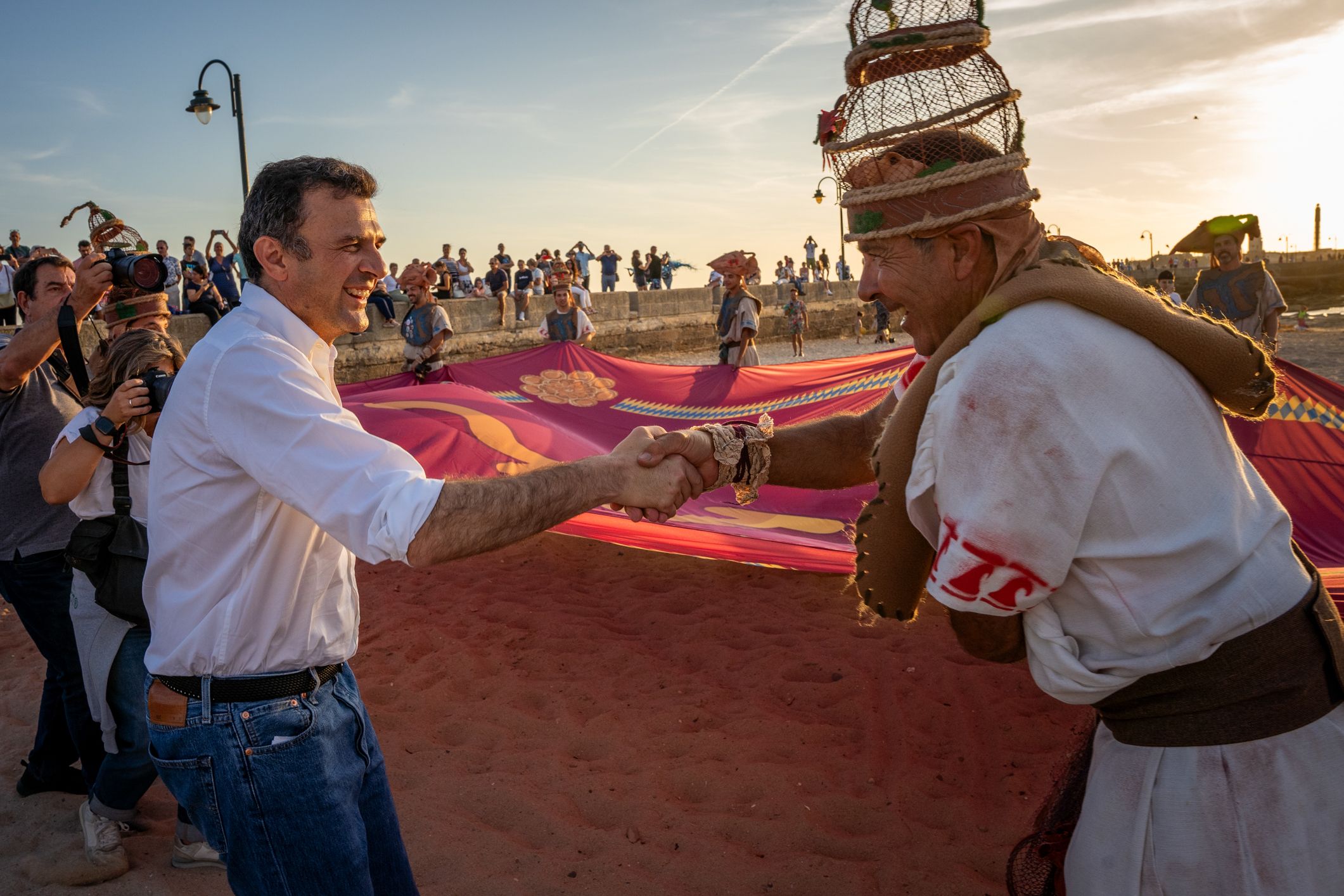 'Orgullos@s de nuestra historia', el pasacalles celebrado en Cádiz este viernes, en imágenes.