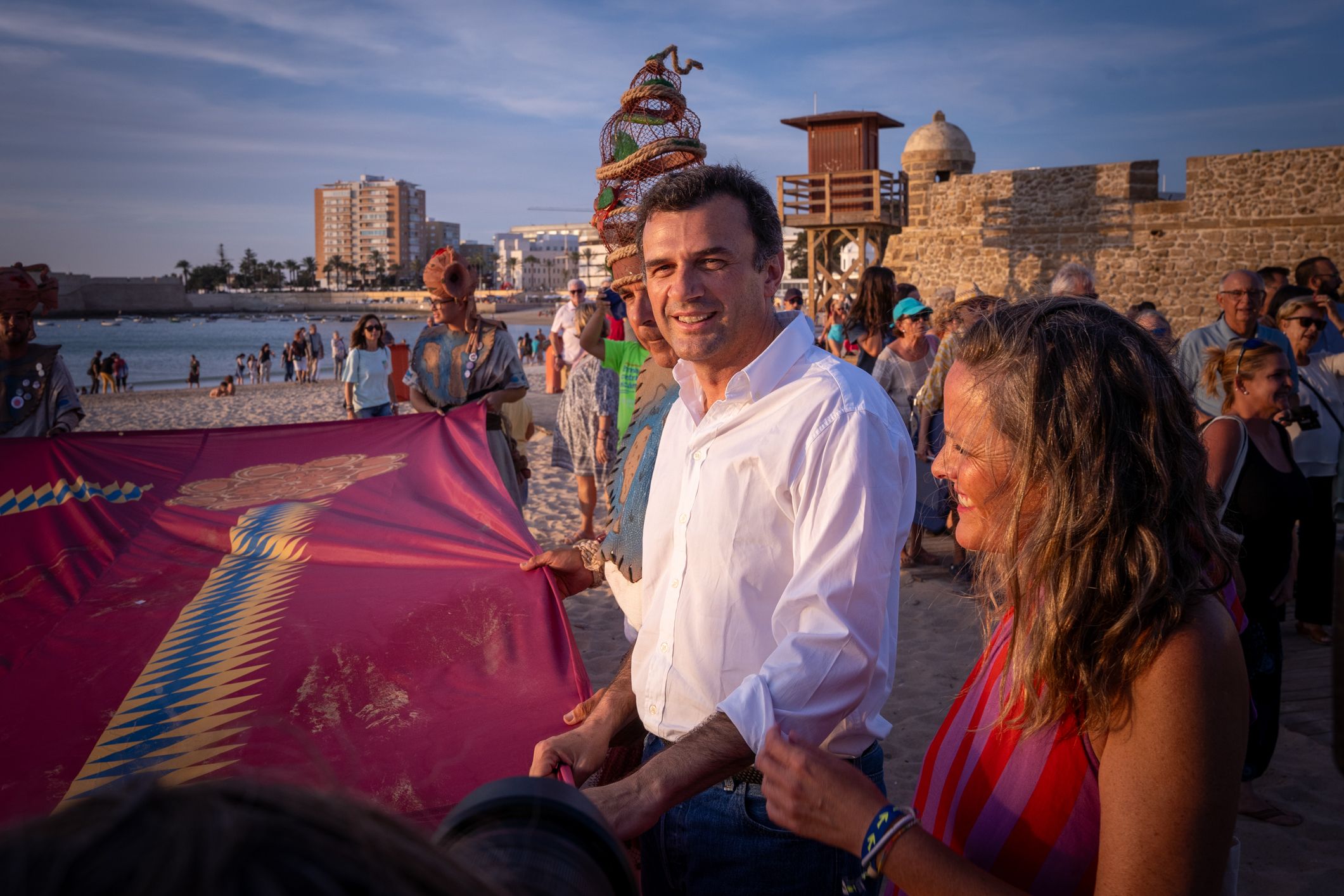 'Orgullos@s de nuestra historia', el pasacalles celebrado en Cádiz este viernes, en imágenes.