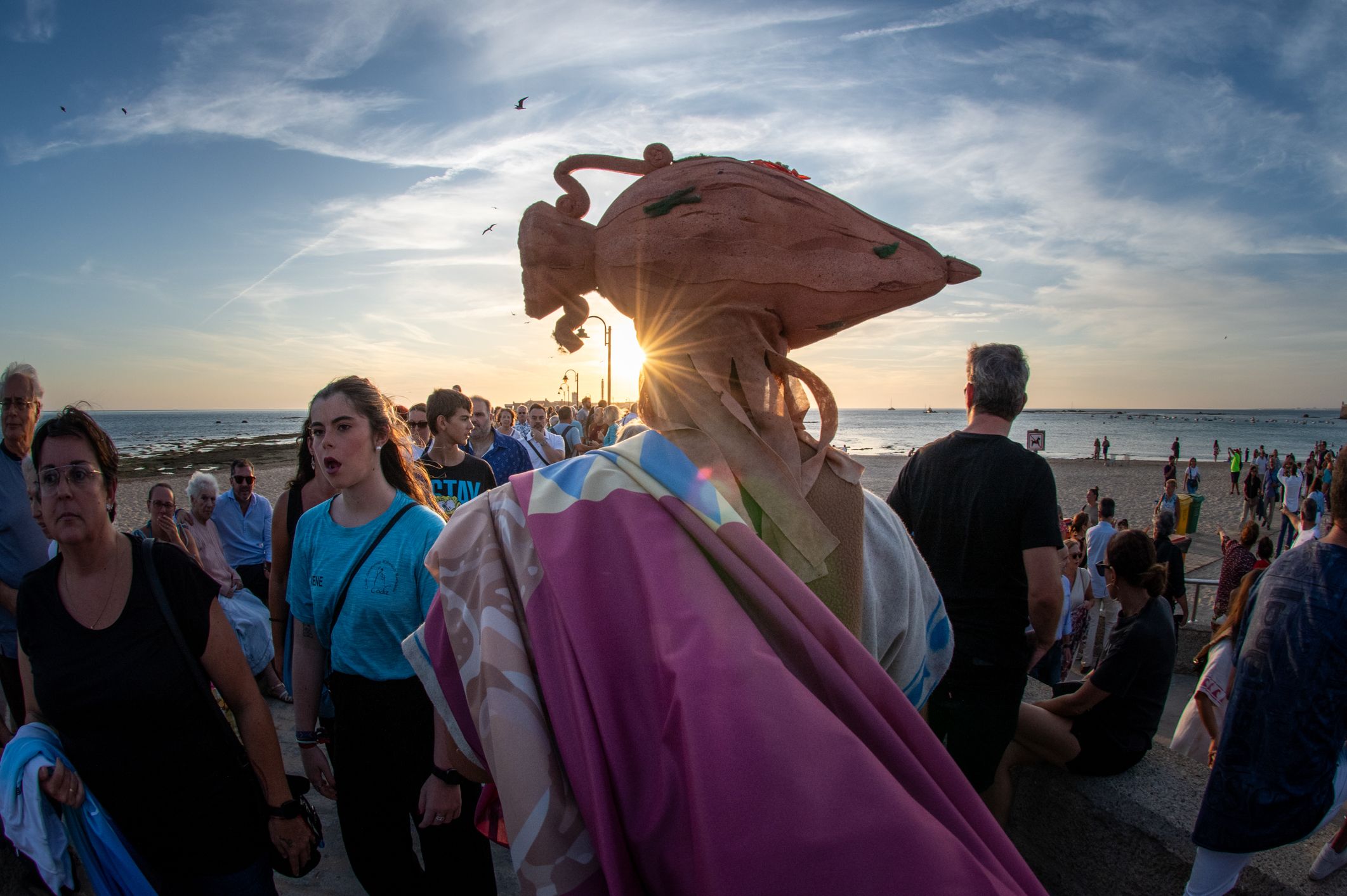 'Orgullos@s de nuestra historia', el pasacalles celebrado en Cádiz este viernes, en imágenes.