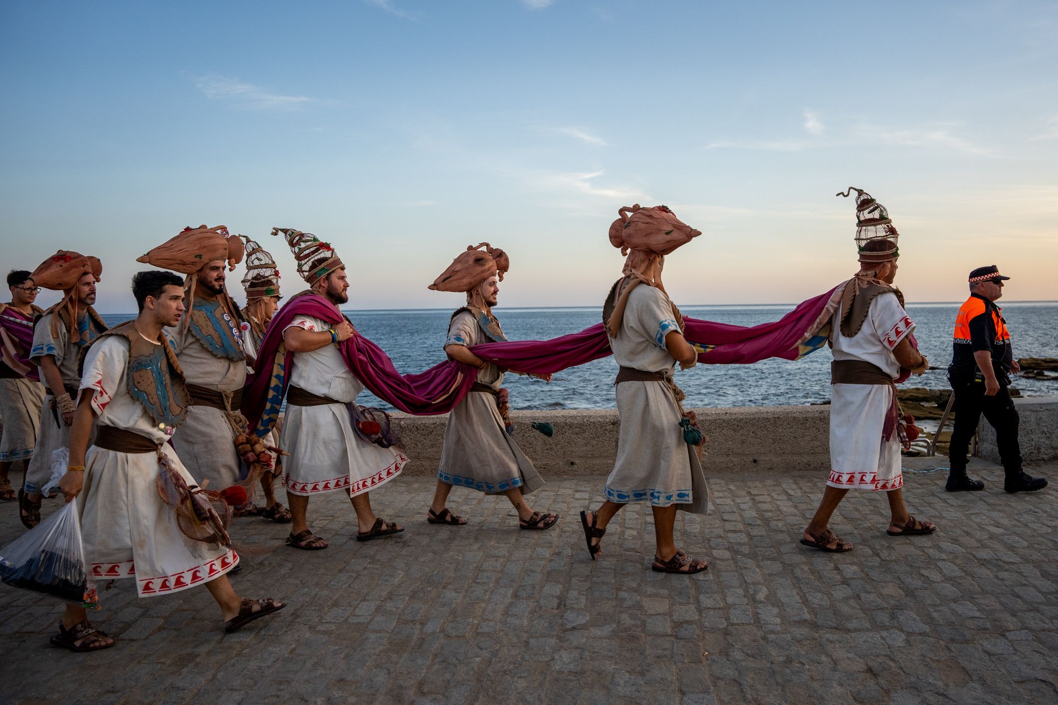 'Orgullos@s de nuestra historia', el pasacalles celebrado en Cádiz este viernes, en imágenes.