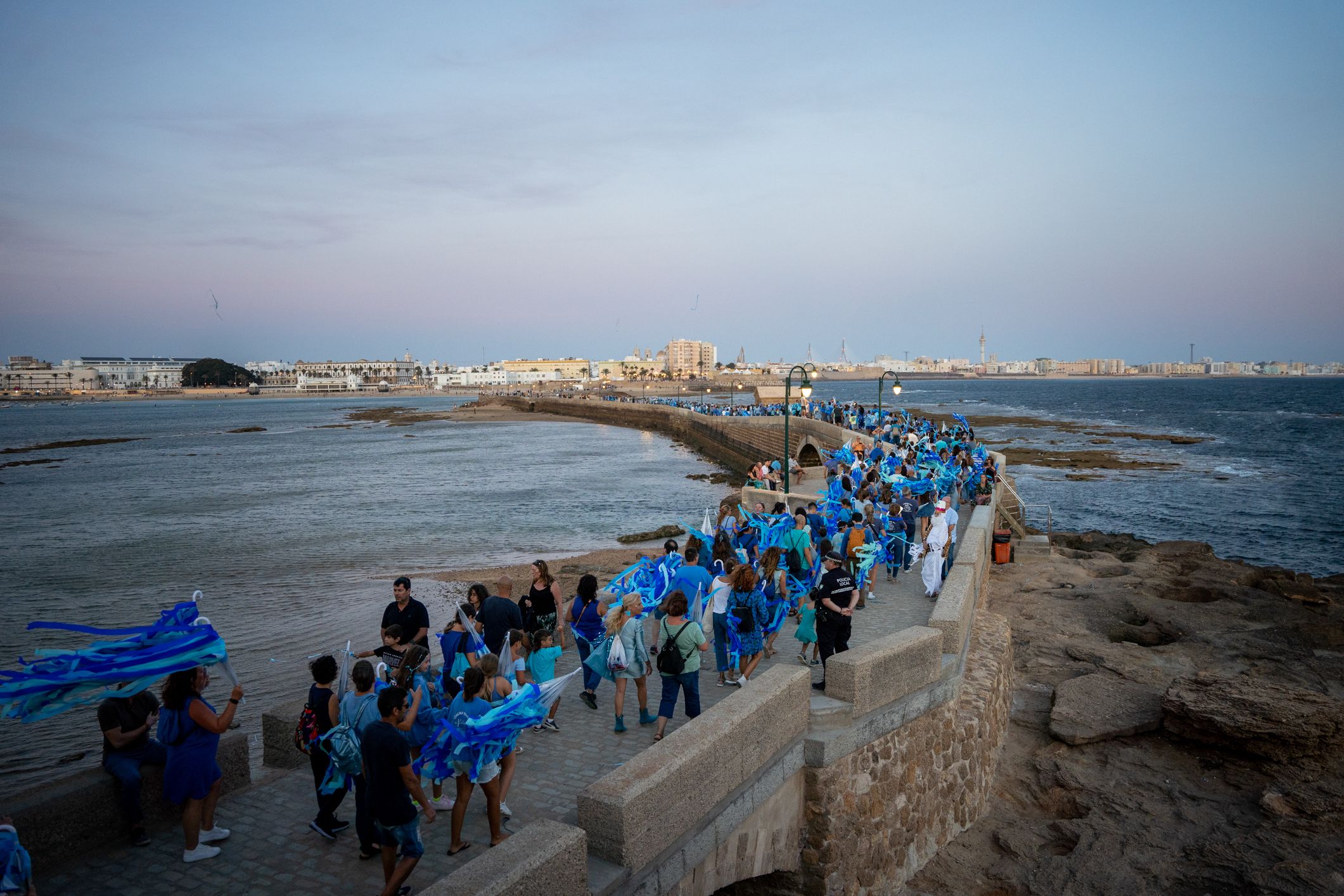 'Orgullos@s de nuestra historia', el pasacalles celebrado en Cádiz este viernes, en imágenes.