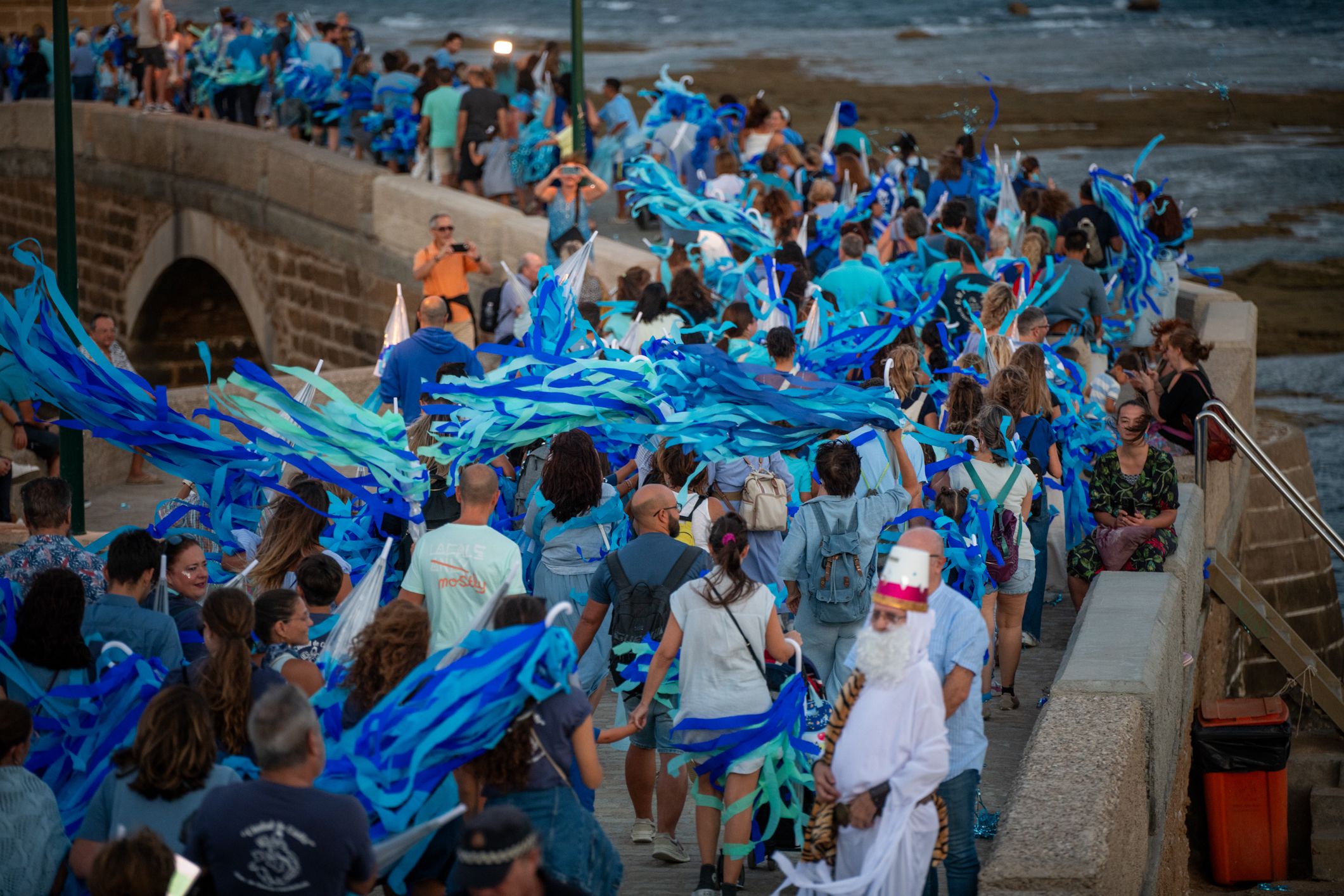 'Orgullos@s de nuestra historia', el pasacalles celebrado en Cádiz este viernes, en imágenes.