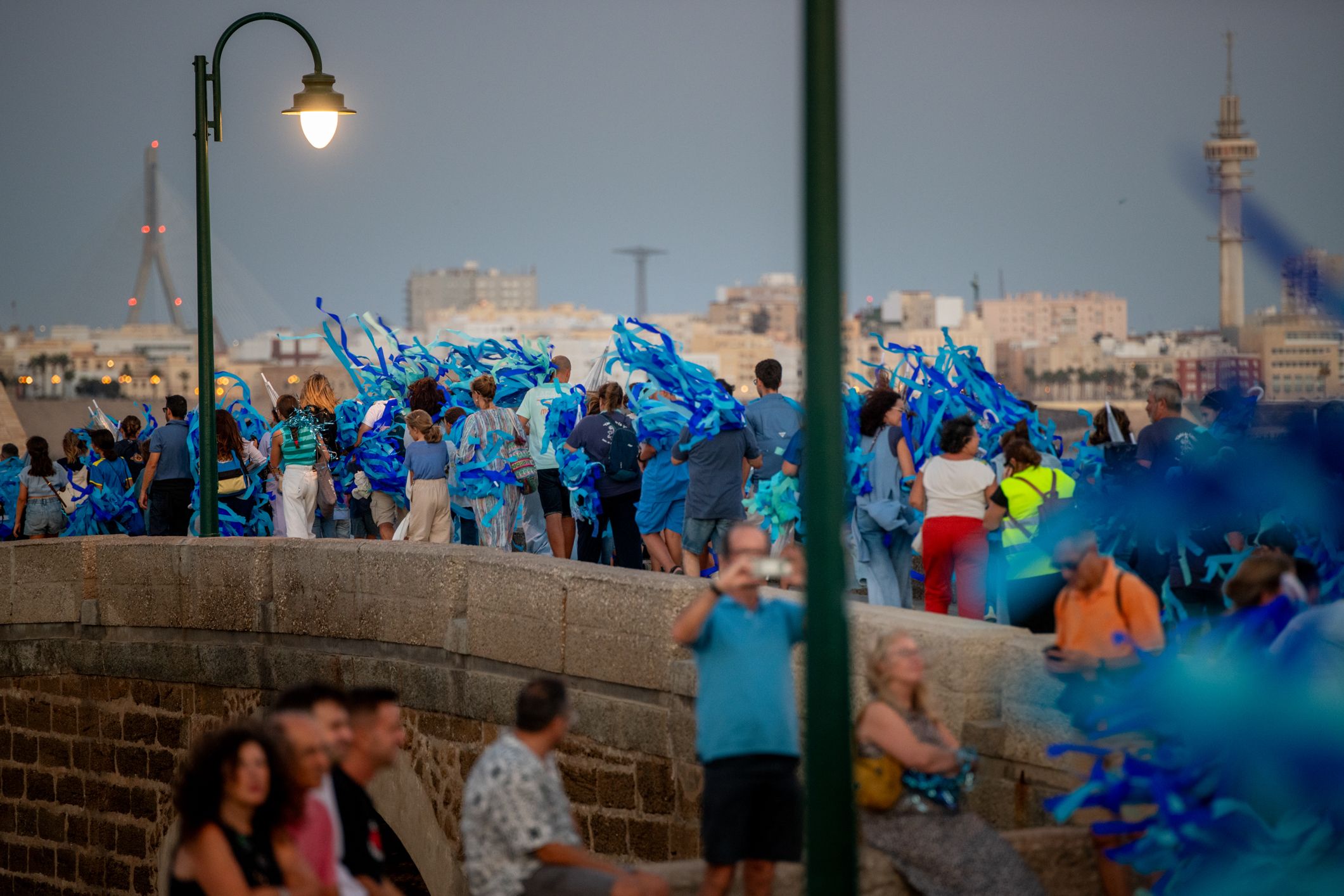 'Orgullos@s de nuestra historia', el pasacalles celebrado en Cádiz este viernes, en imágenes.
