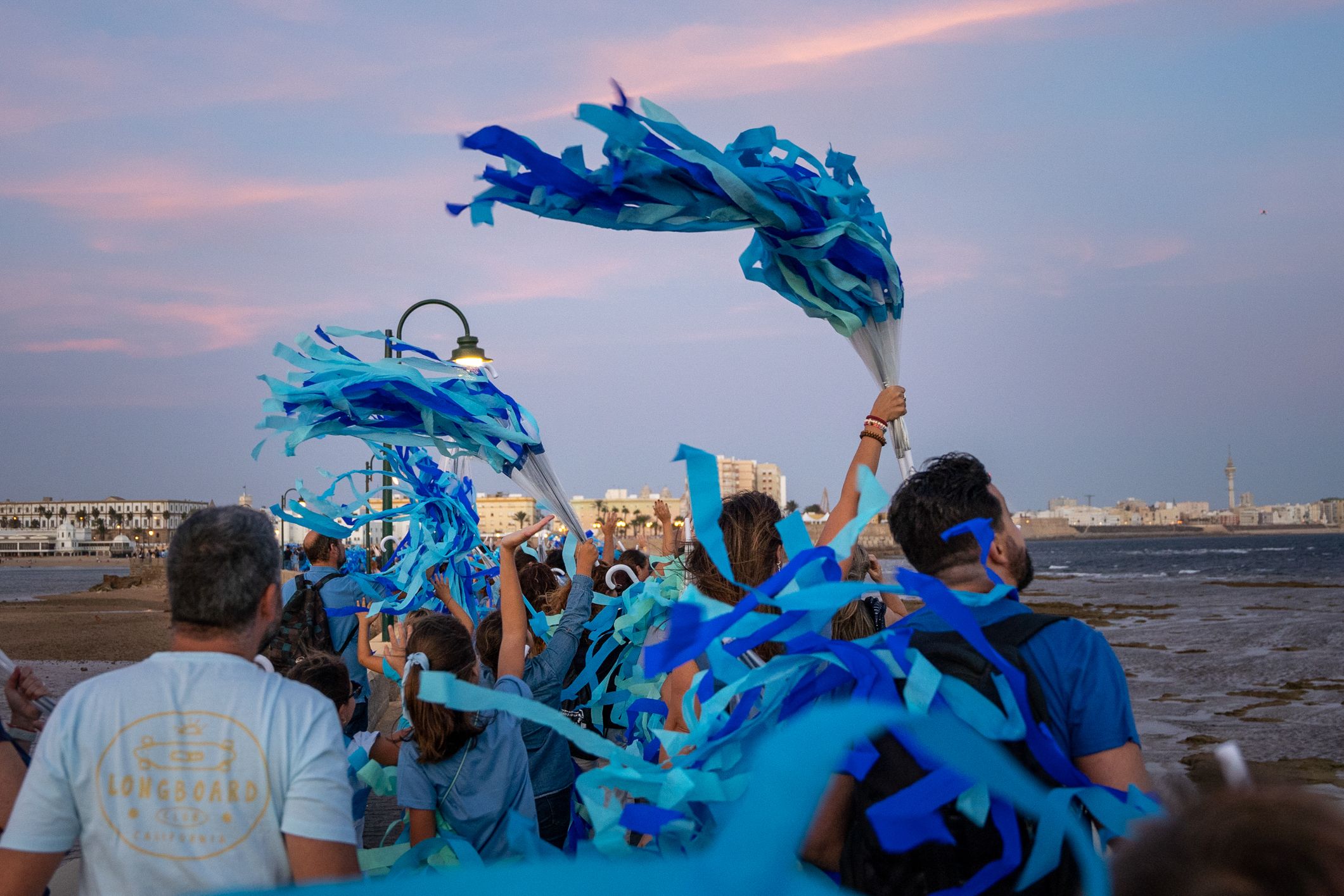 'Orgullos@s de nuestra historia', el pasacalles celebrado en Cádiz este viernes, en imágenes.