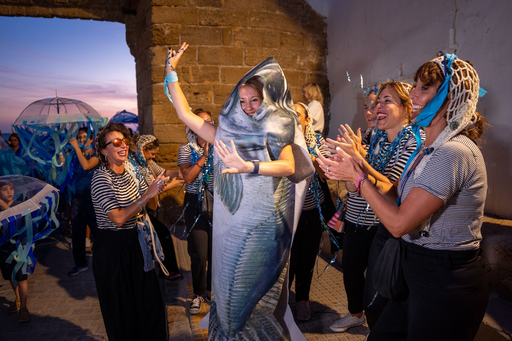 'Orgullos@s de nuestra historia', el pasacalles celebrado en Cádiz este viernes, en imágenes.