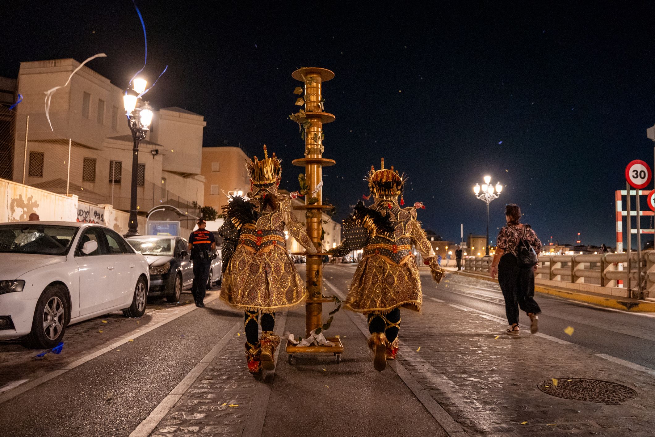 'Orgullos@s de nuestra historia', el pasacalles celebrado en Cádiz este viernes, en imágenes.