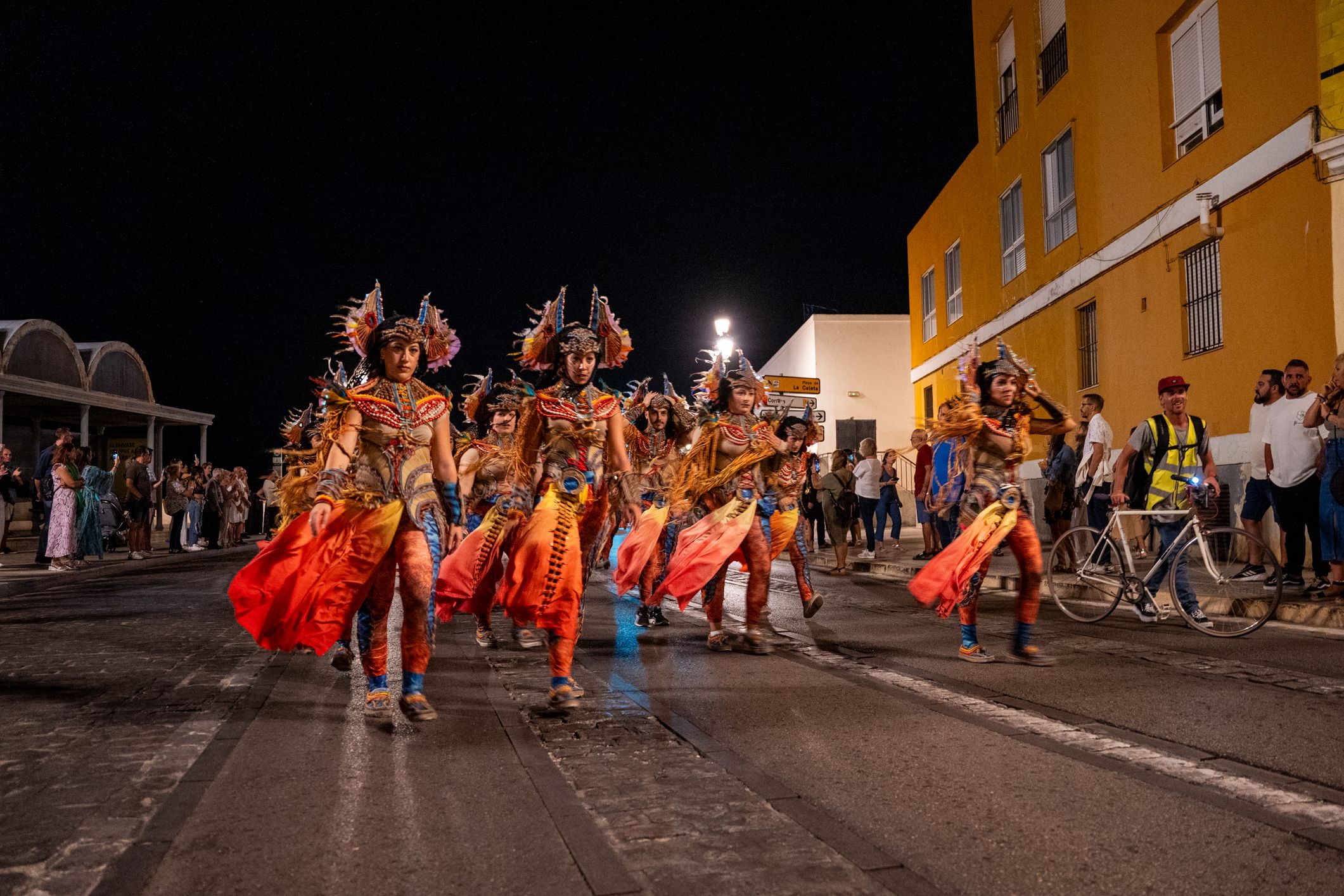 'Orgullos@s de nuestra historia', el pasacalles celebrado en Cádiz este viernes, en imágenes.
