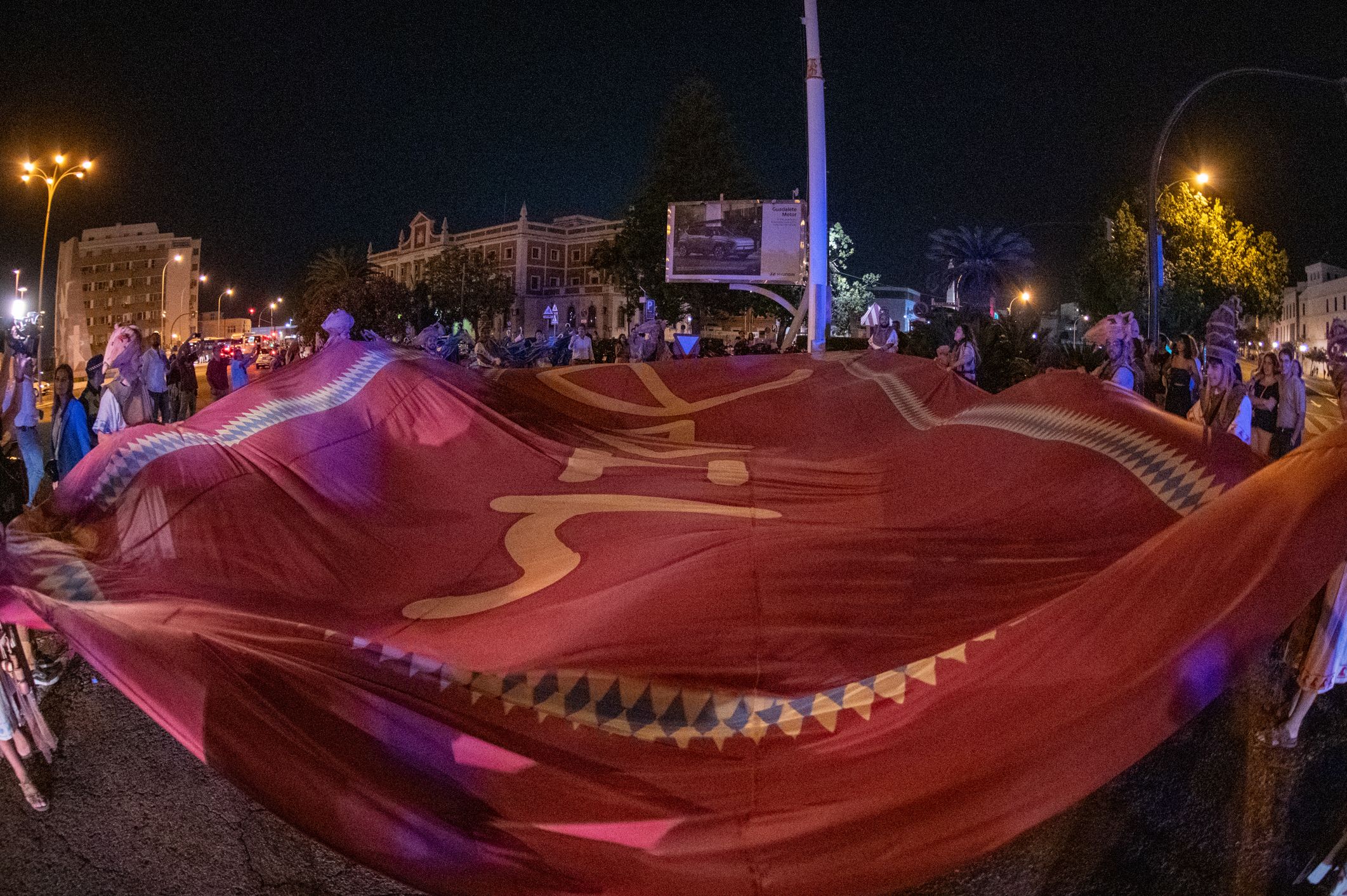 'Orgullos@s de nuestra historia', el pasacalles celebrado en Cádiz este viernes, en imágenes.