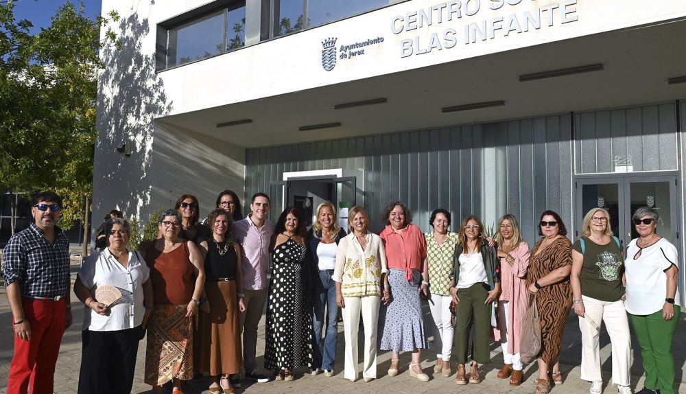 Alcaldesa Firma contratos Servicio de Ayuda a Domicilio 02