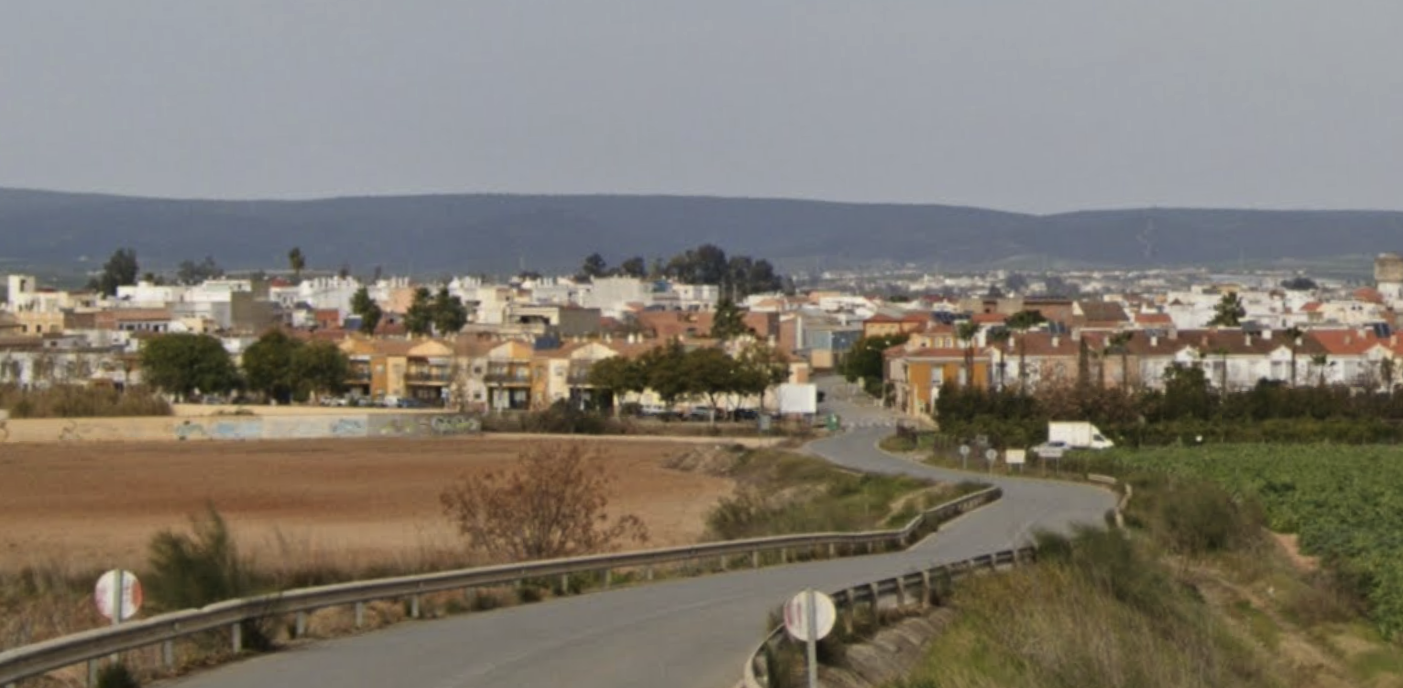 La entrada a Brenes por el Camino Bodegón.