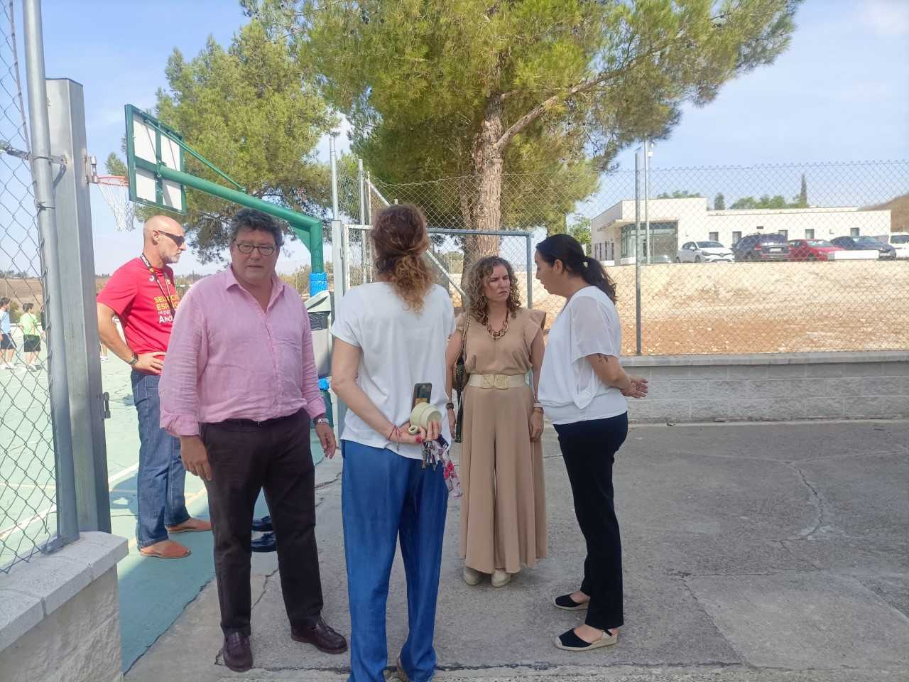 La visita municipal a uno de los centros educativos del Jerez rural.